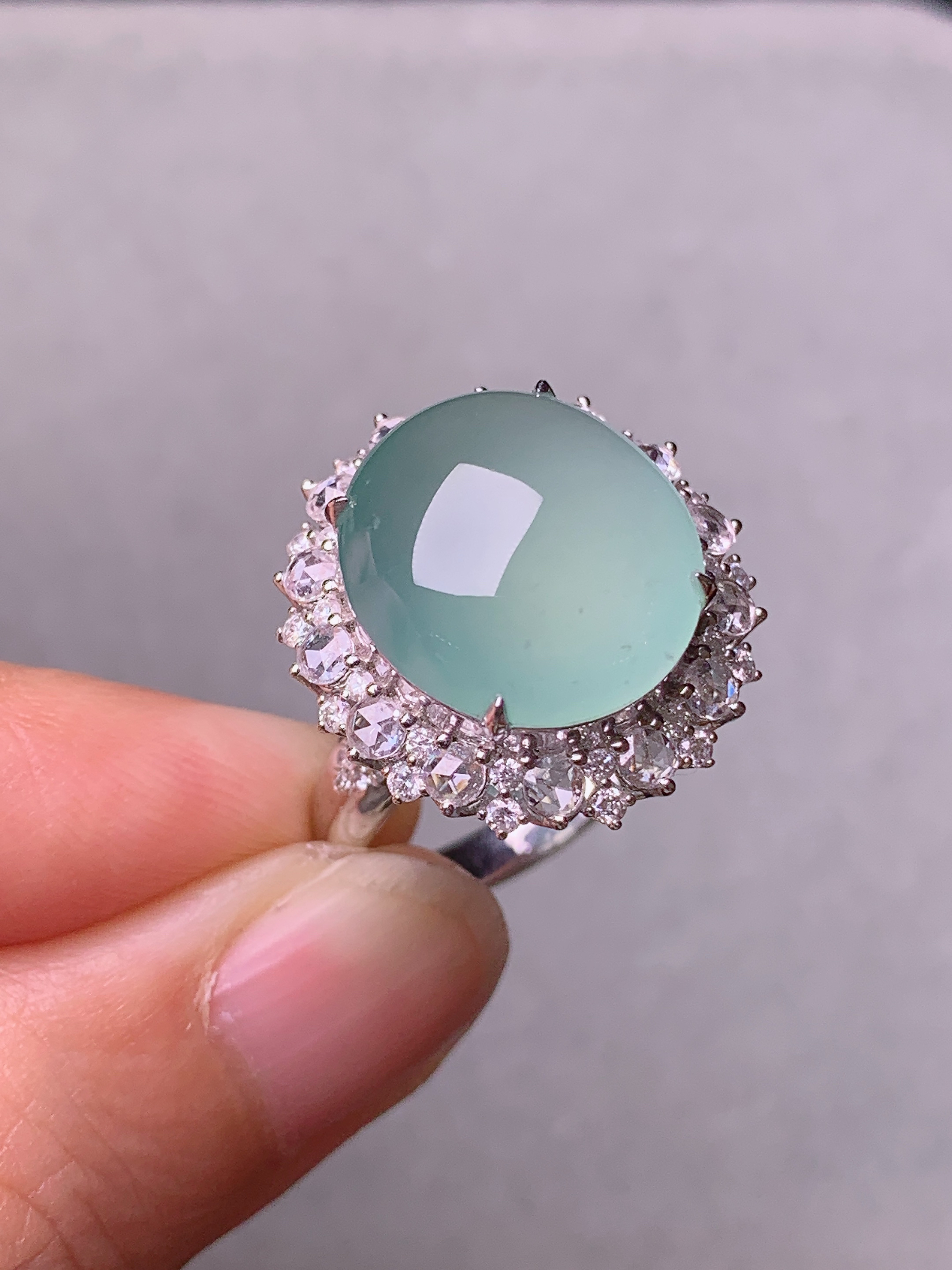 18k金钻镶嵌冰种晴绿蛋面戒指 玉质细腻 色泽艳丽清新 水润亮眼 圈口14 整体尺寸19.5*18*