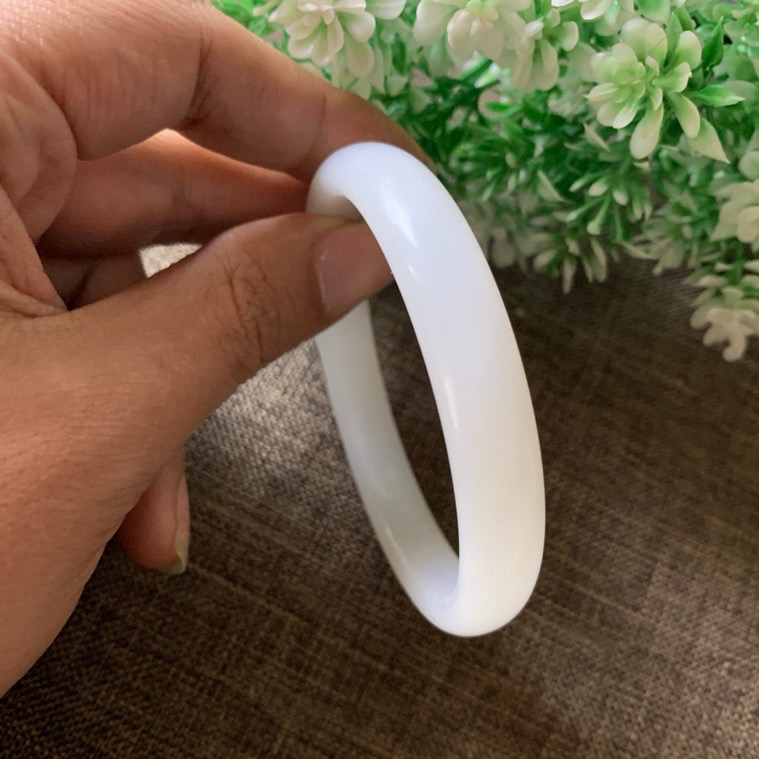 61圈口和田玉羊脂白手镯，镯型古朴典雅。在诗情画意的雨巷相遇，你是我腕间的一抹风情，有你眸有深情.清风荡漾湖间静水，我愿俯身低眉，在烟波涟漪处寻你