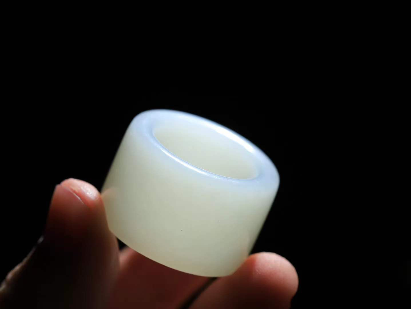 【古韵·扳指】

精品和田玉白玉扳指，玉质温润，油润感十足， 整器古韵生辉。优雅高贵。运筹帷幄于掌中，决胜于千里之外。
重25.5克 内径圈口21.3mm  尺寸20.5-5.4mm  FDT-59321900