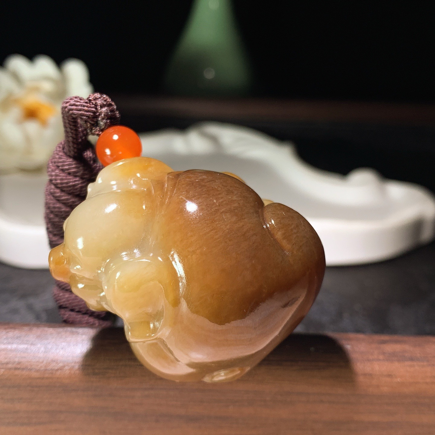 新疆和田玉且末糖福猪挂件 尺寸50/37/32重77.5克。玉质细腻油润。手推出油。佩戴高端典雅。lt260321