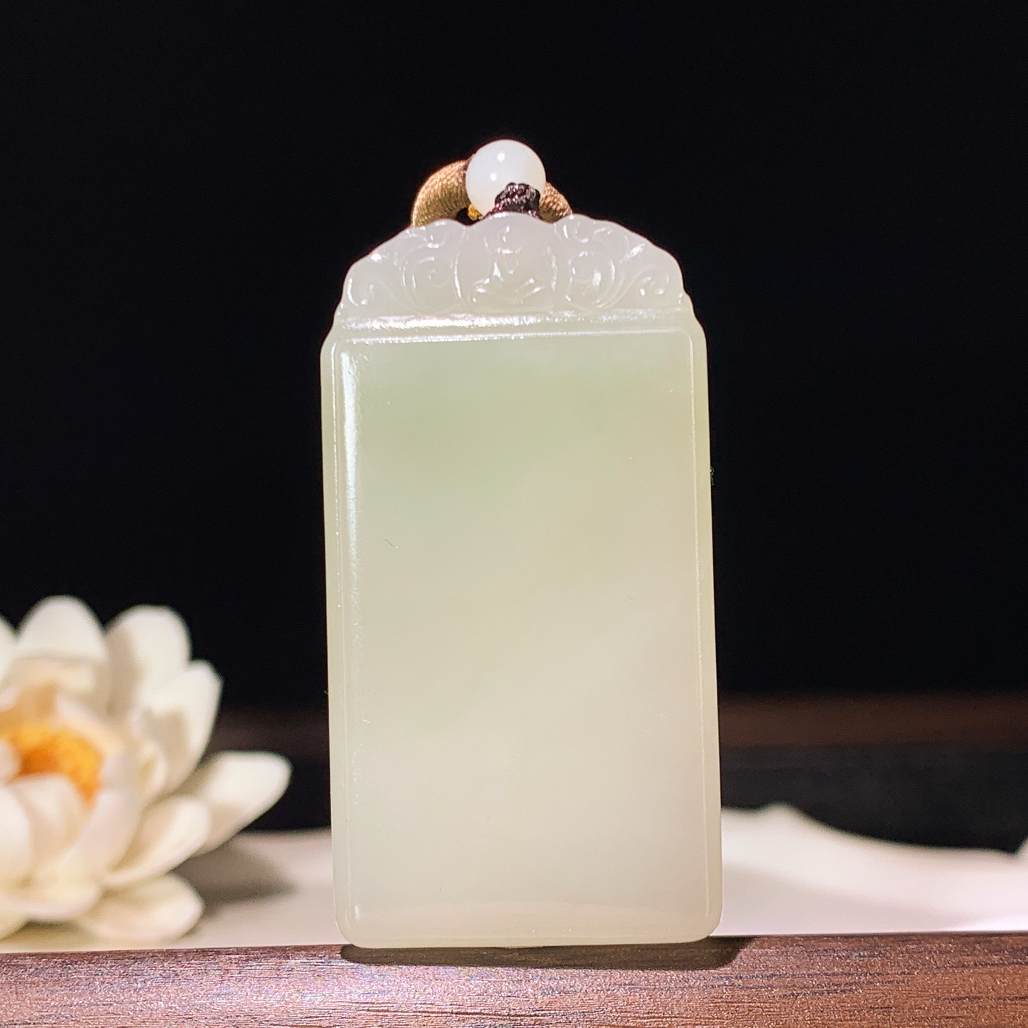 和田玉青海翠翠青平安无事牌挂件 尺寸64/28/11重48克。玉质细腻油润。手推出油。佩戴高端典雅。lt260321