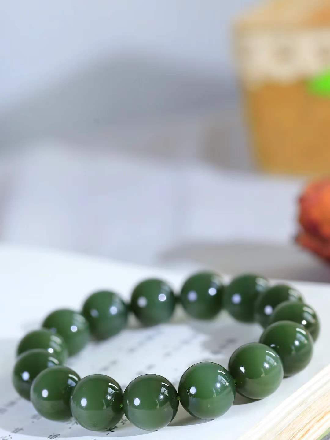 【珠圆玉润.手串】

精品️和田玉碧玉猫眼珠圆玉润手串 玉质温润细腻  整串打磨圆润，佩戴舒适。珠珠落玉盘，间关莺语花底滑，一生美好时光，无论身在何处，都有它相伴相守。事事顺遂，幸福美满，吉祥如意。重67克 尺寸取一14.2mm FDT-16352013