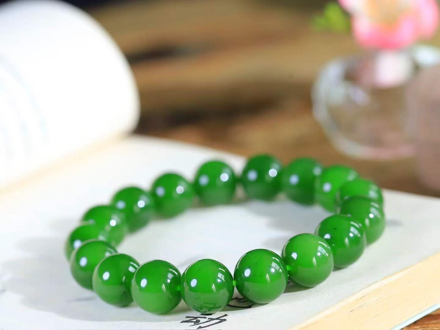 【珠圆玉润.手串】

精品️和田玉碧玉珠圆玉润手串 玉质温润细腻  整串打磨圆润，佩戴舒适。珠珠落玉盘，间关莺语花底滑，一生美好时光，无论身在何处，都有它相伴相守。事事顺遂，幸福美满，吉祥如意。重45.8克 尺寸取一12mm  FDA-22362033