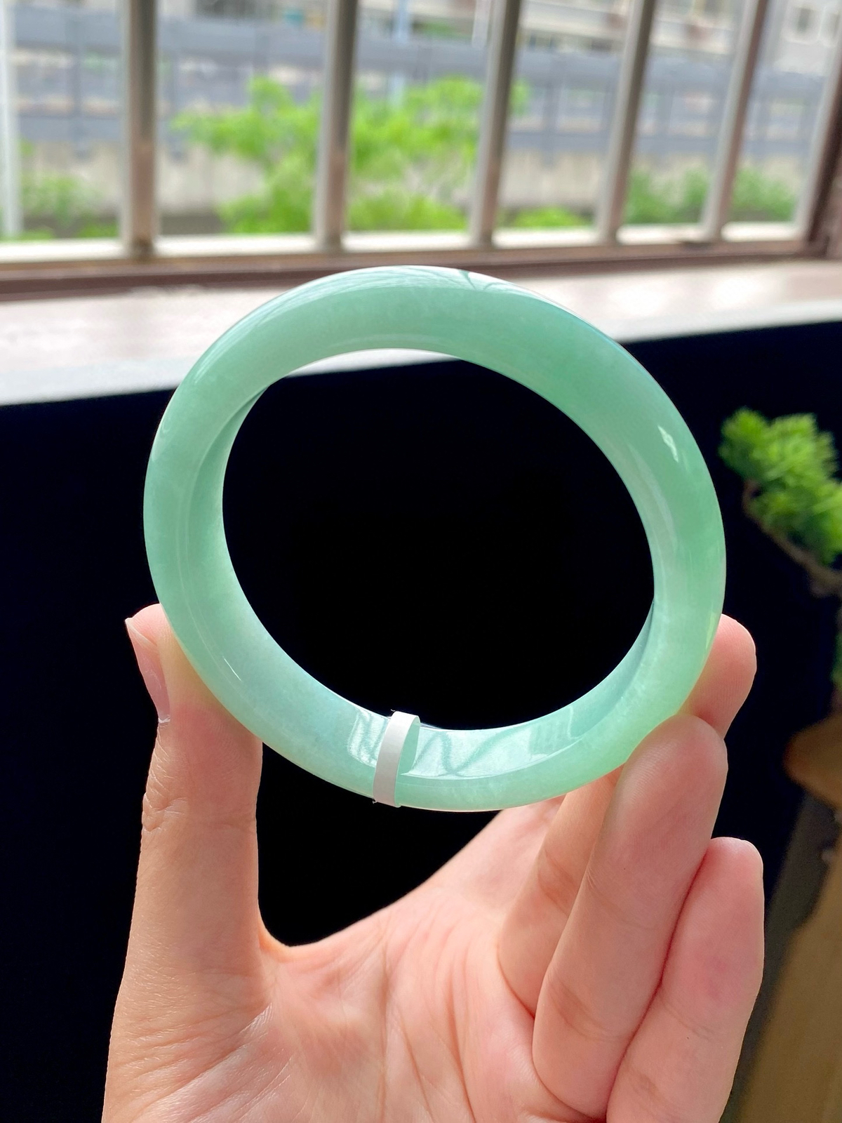 苹果绿洒金正圈
尺寸：59-12.8-8