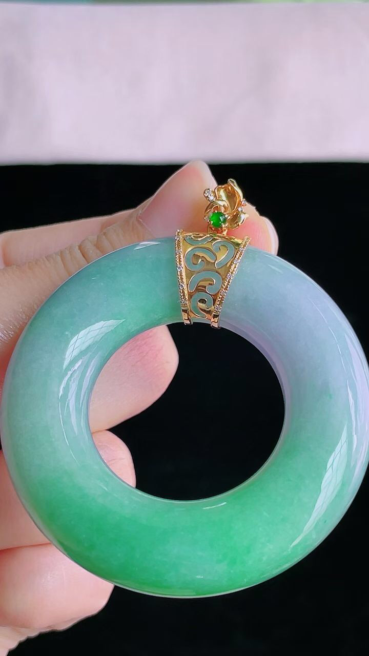 【翡翠名称】18K金镶冰春彩大平安环挂件
【翡翠尺寸】直径厚度裸石55.2/12.4mm
【翡翠描述