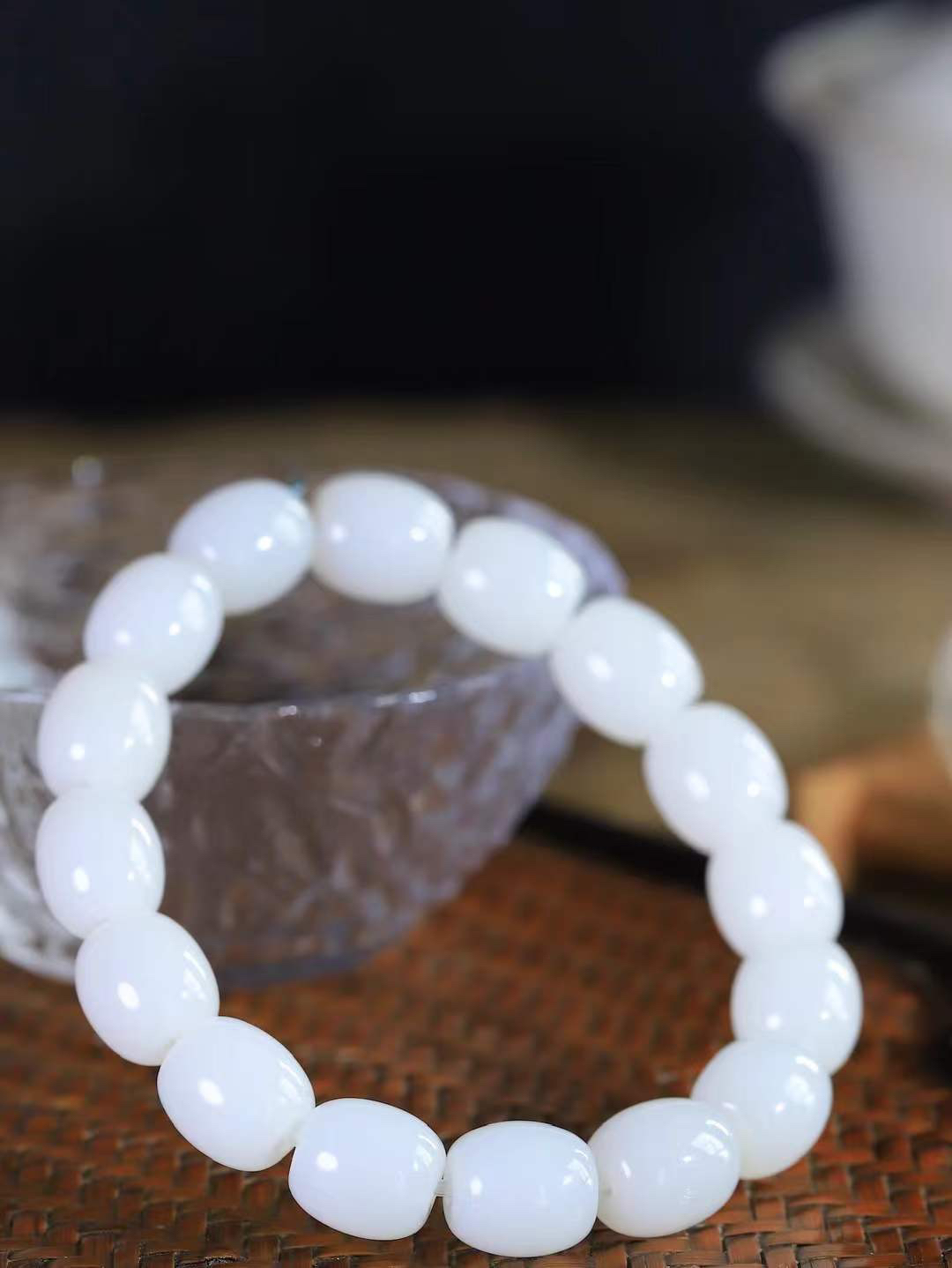 （路路通.手串）

新疆和田玉白玉手串 玉质细糯出油，成色均匀，品相好…
做工圆滑饱满大气。如清风拂袖，不经意间已是大美重50.3克   尺寸取一13.2-11.7mm   FDL-78351900