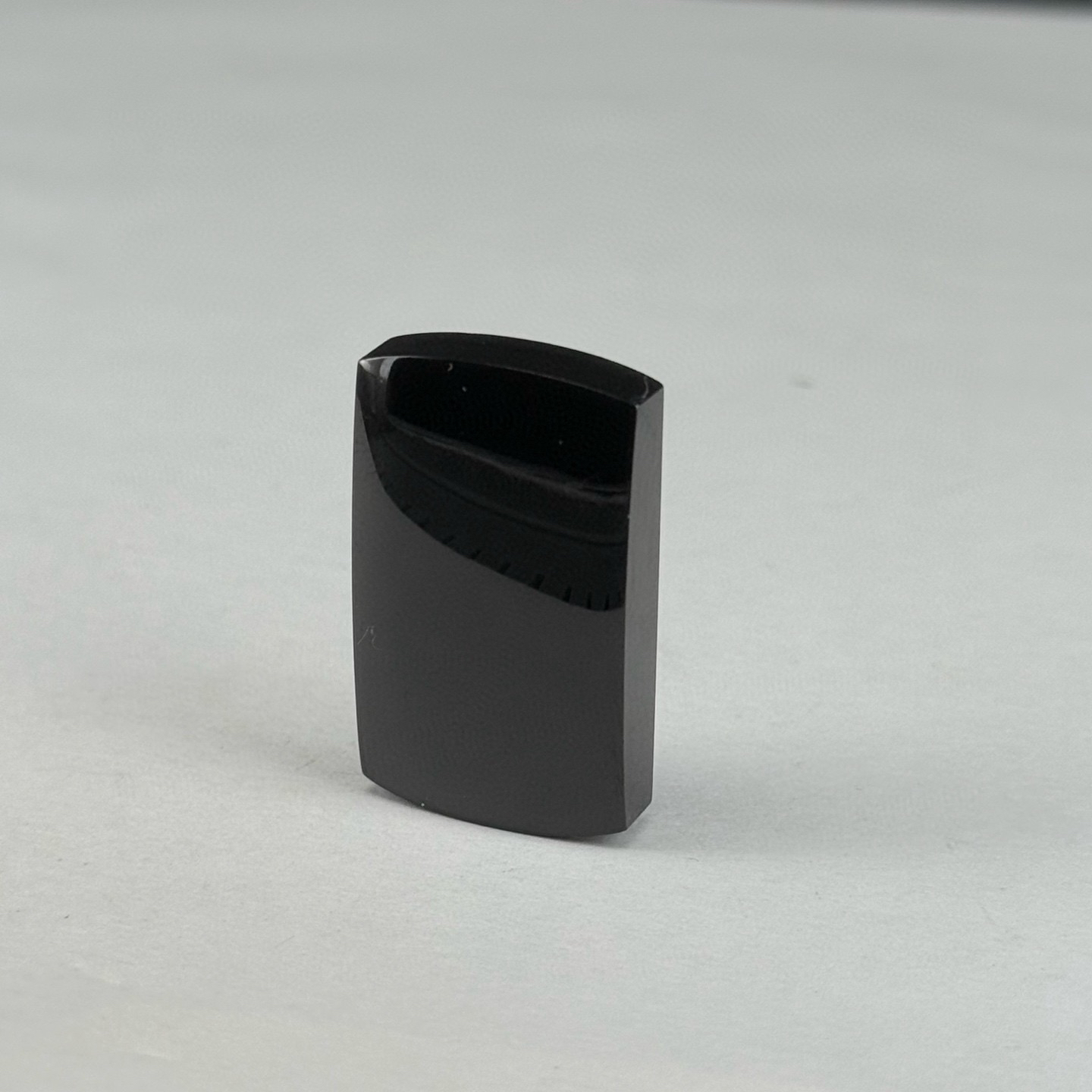 精品墨翠大马鞍裸石无事牌 种好色正 黑度极好 打灯通透 油性十足  尺寸28.4