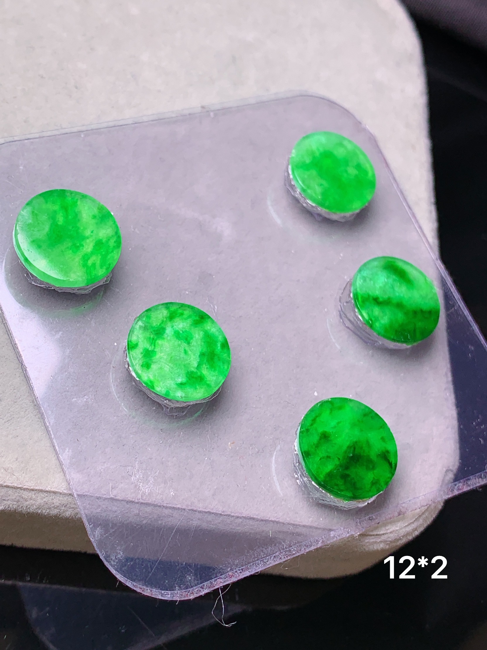 镶嵌款 翠绿圆牌一手 玉质细腻 色泽艳丽清新 水润亮眼 整体尺寸12*2