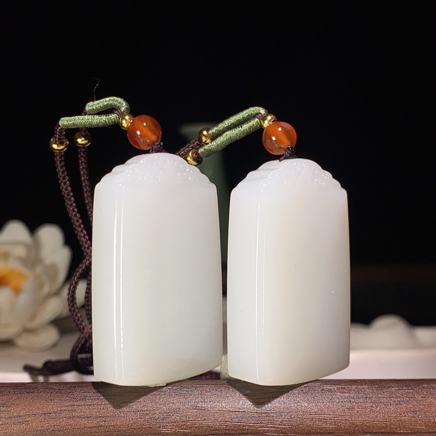 一对新疆和田玉白玉平安无事牌挂件 尺寸41/24/10重53.5克。玉质细腻油润。手推出油。佩戴高端典雅。lt260321