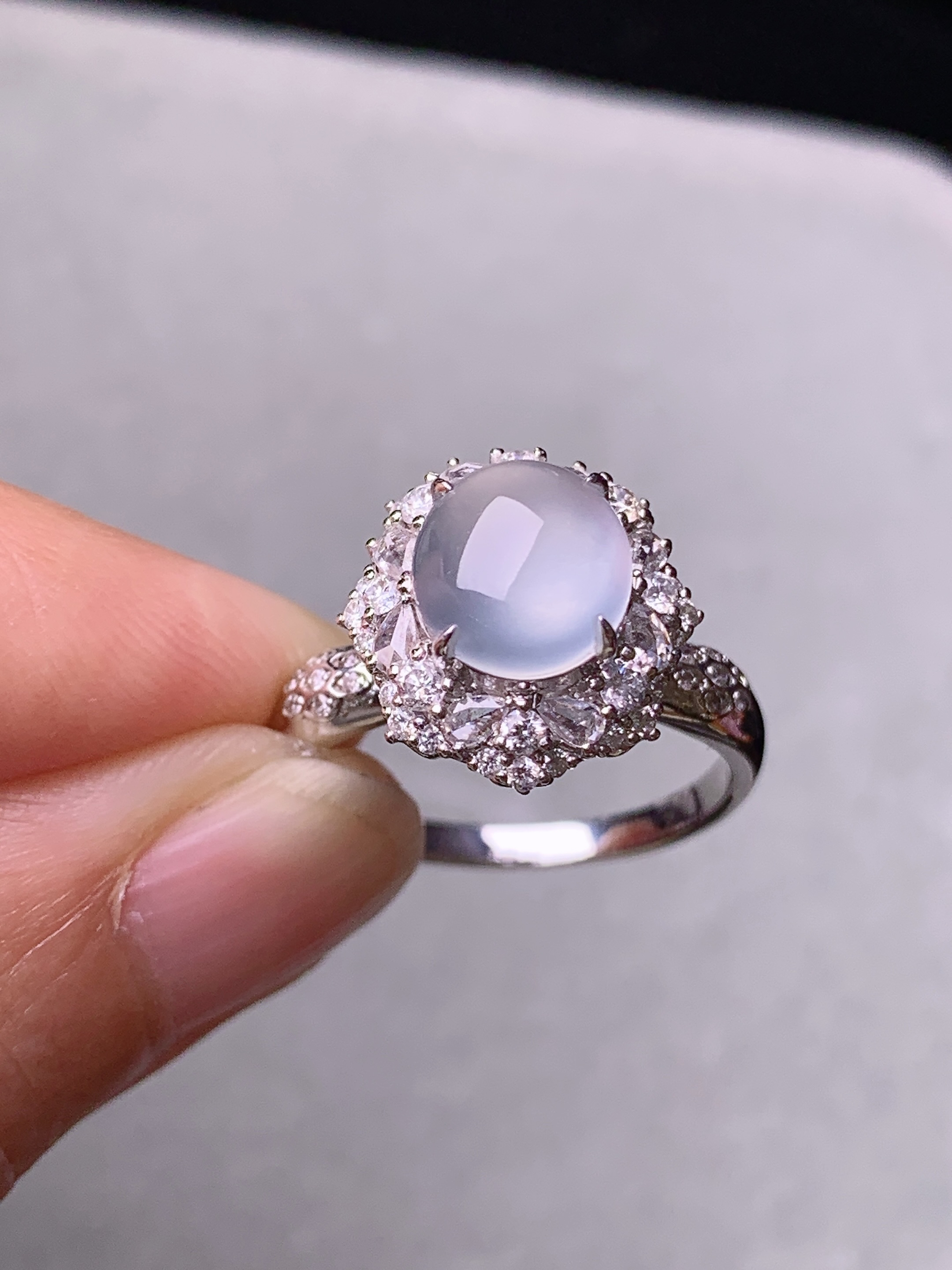 18k金钻镶嵌冰种蛋面戒指 玉质细腻 色泽艳丽清新 水润亮眼 圈口13.5 整体尺寸13.2*13*10.8t1