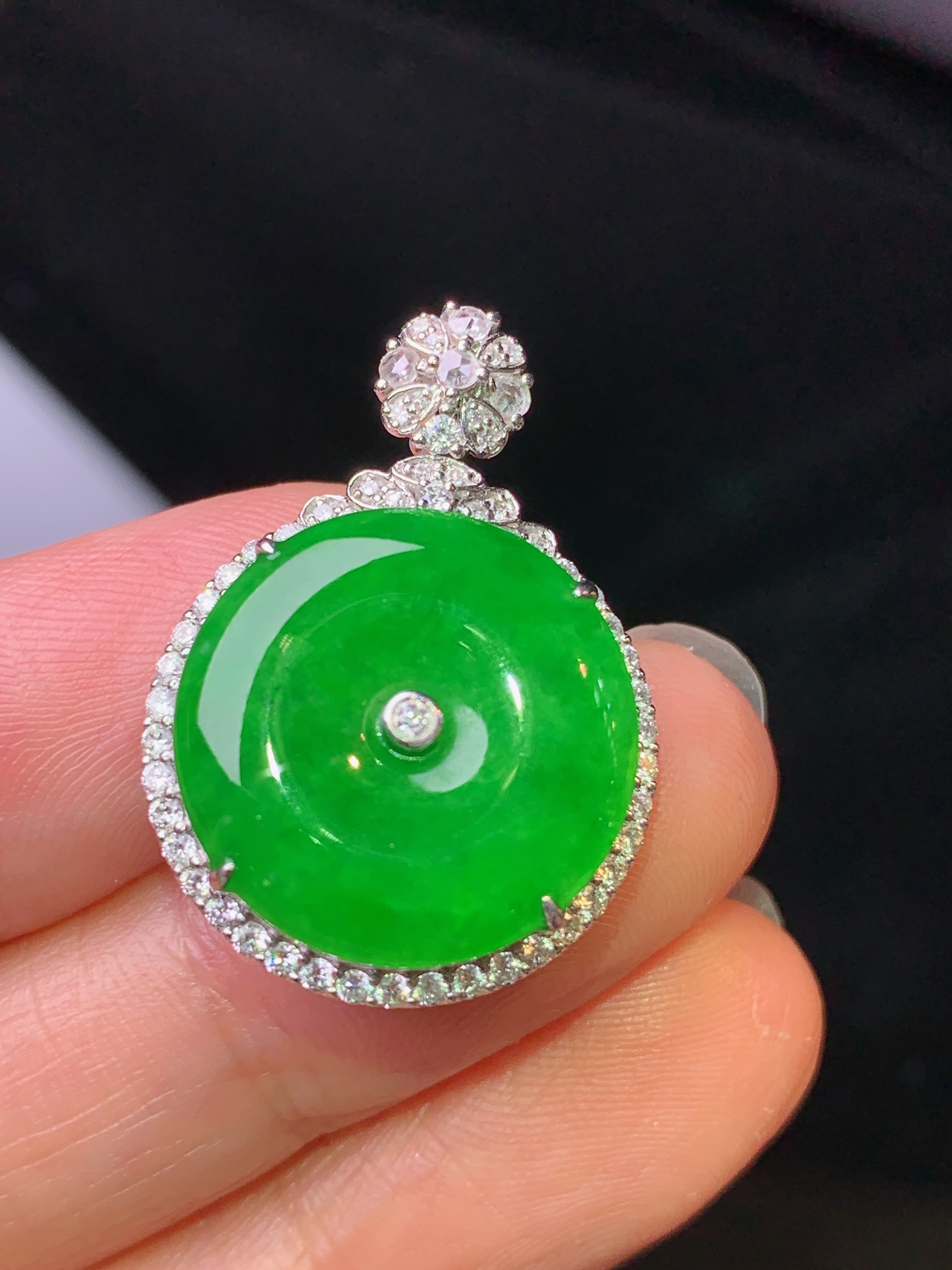 18k金钻镶嵌满绿平安扣吊坠 玉质细腻 色泽艳丽清新 水润亮眼 整体尺寸26.8*19*9.5g1