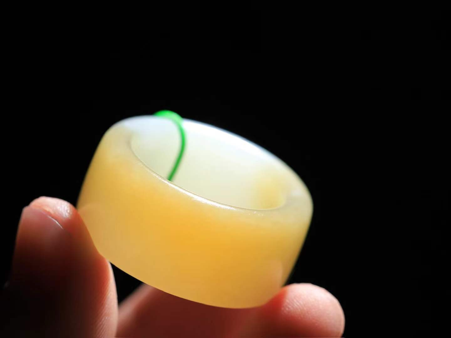 【古韵·扳指】

精品和田玉糖白玉扳指，玉质温润，油润感十足， 整器古韵生辉。优雅高贵。运筹帷幄于掌中，决胜于千里之外。
重17.8克 内径圈口22mm  尺寸14.8-5.4mm  FDT-59321929