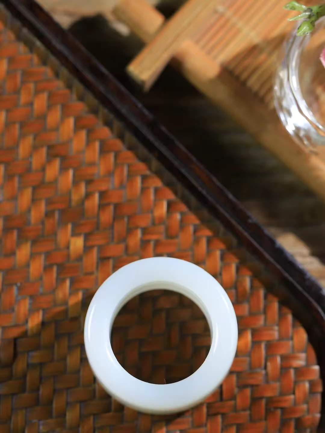 【古韵·扳指】

精品和田玉白玉扳指，玉质温润，油润感十足， 整器古韵生辉。优雅高贵。运筹帷幄于掌中，决胜于千里之外。
重25.5克 内径圈口21.3mm  尺寸20.5-5.4mm  FDT-59321900