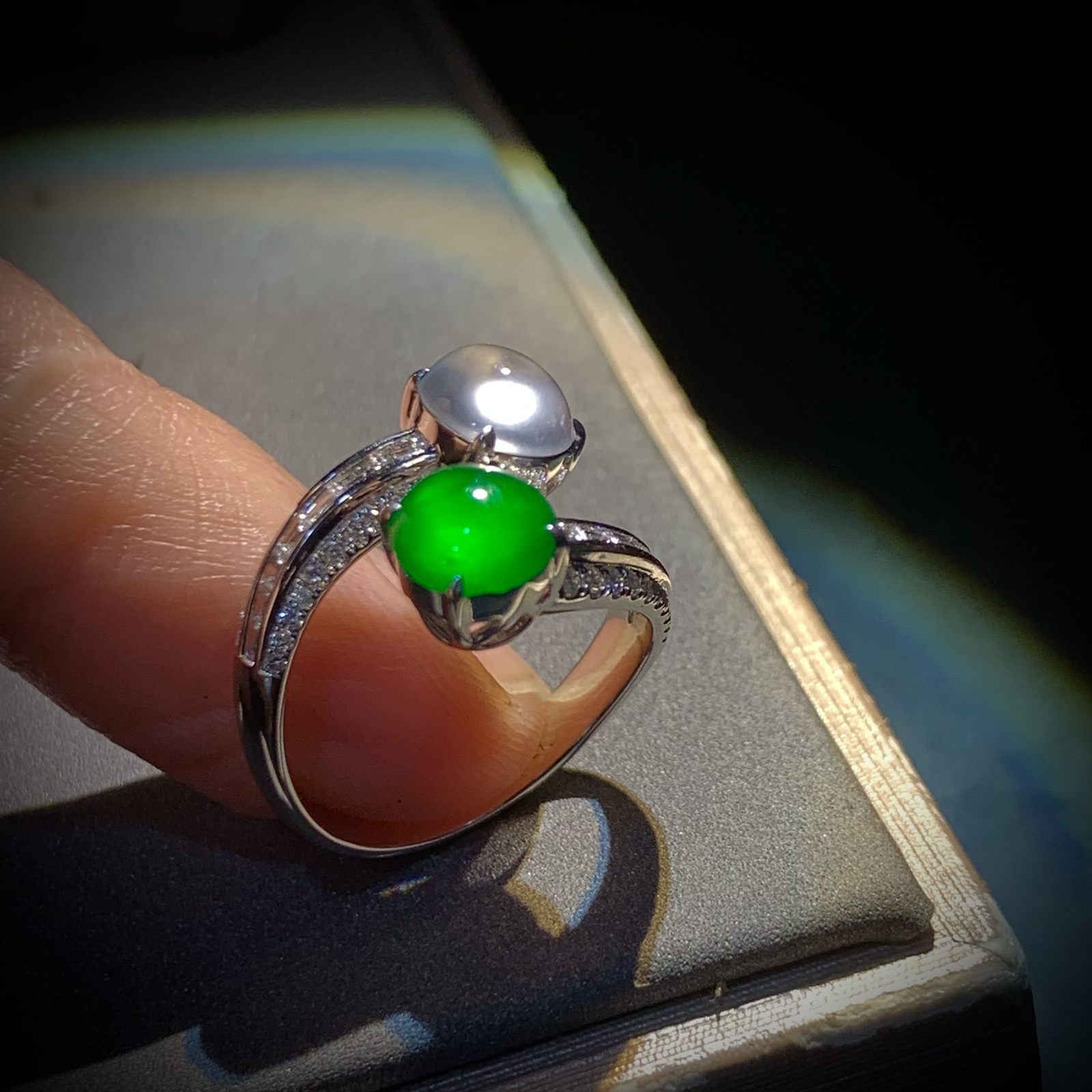 白绿蛋面双拼设计戒指，
白蛋裸石约7.3-6.6-4mm，
绿蛋裸石约6.8-6.5-3.2mm，
5.33g，13#，18K金，南非钻，