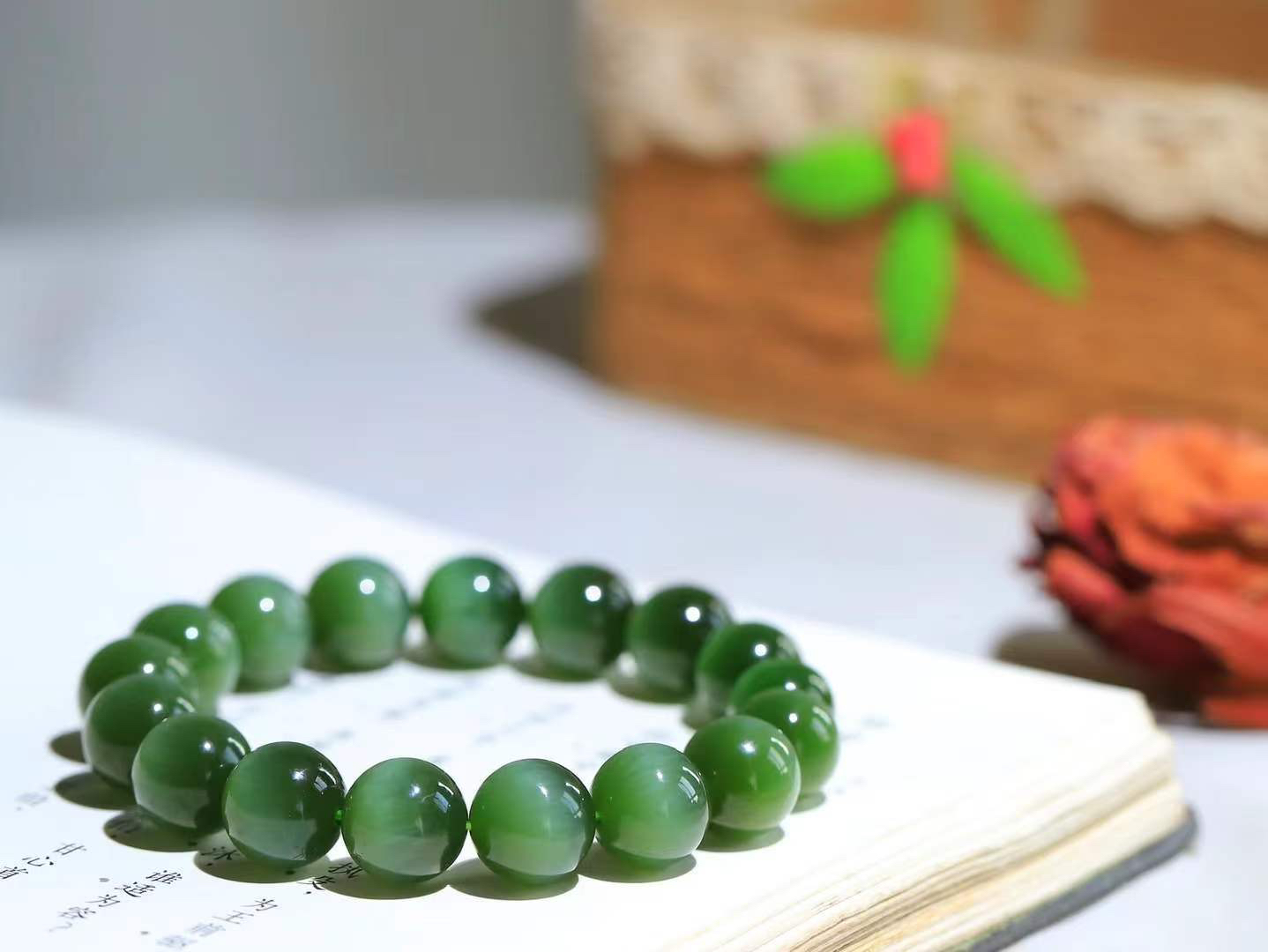 （猫眼手串）

精品和田玉碧玉猫眼圆珠手串 质地温润灵动 猫眼儿般的光中，有波光潋滟，也有梦幻清韵