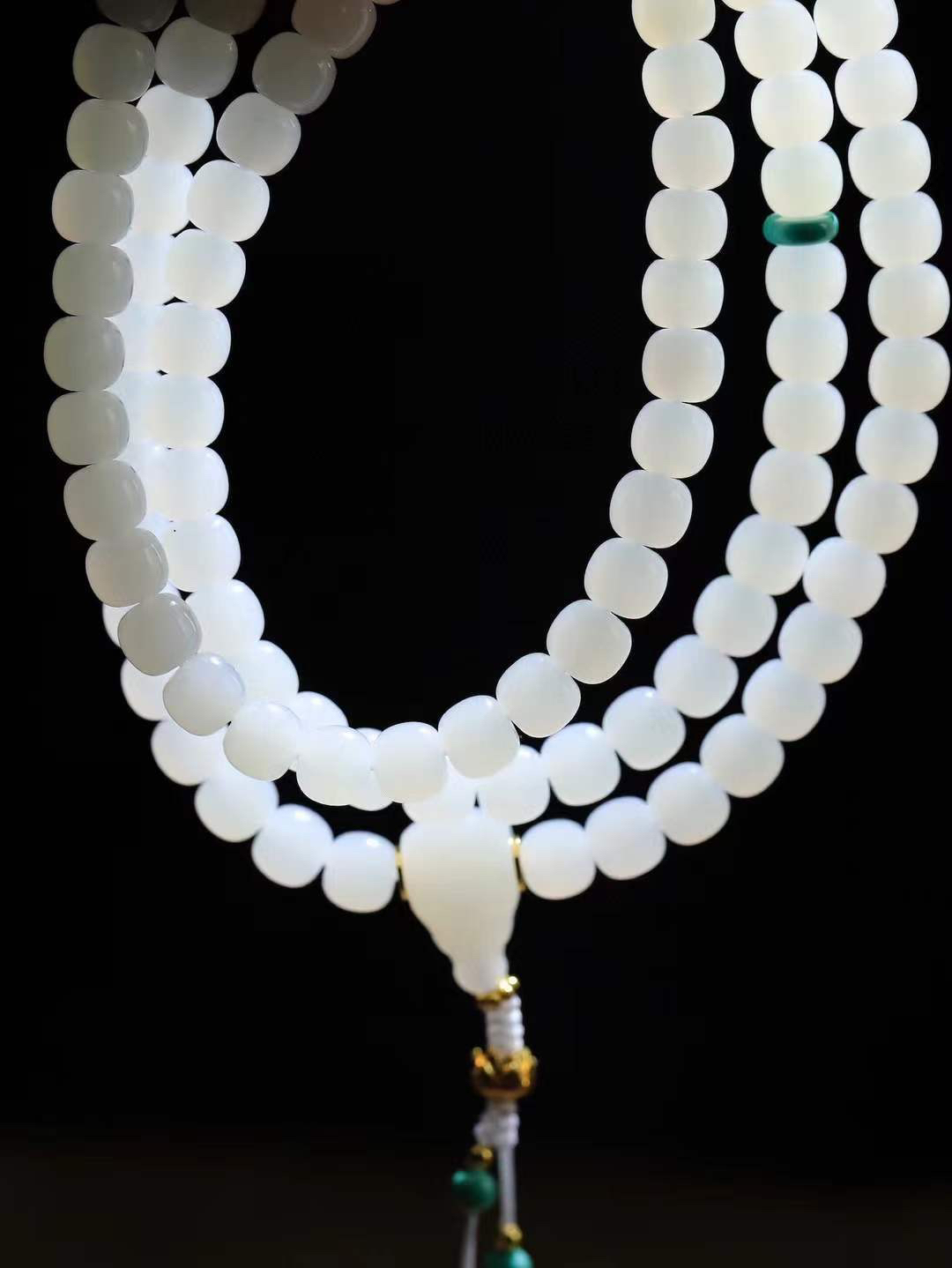 【链.108】

精品和田玉白玉老型珠108挂链 玉质温润细腻 油性十足 佩戴舒适。珠珠落玉盘，间关莺语花底滑，一生美好时光，无论身在何处，都有它相伴相守。事事顺遂，幸福美满，吉祥如意。重59.6克 尺寸取一6.1-6.8mm FDA-78351992