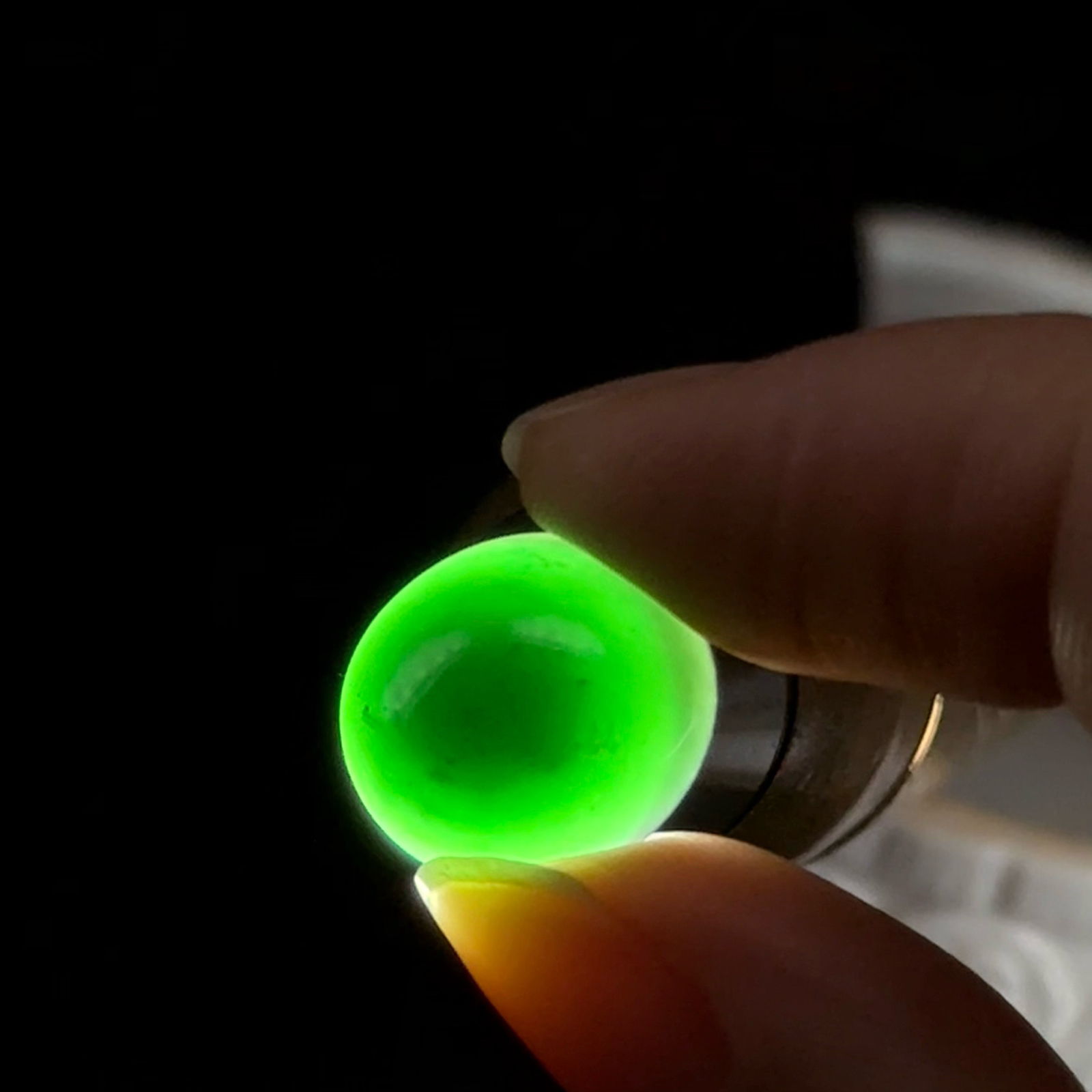 精品墨翠蛋面裸石 戒面 种好色正 黑度极好 打灯通透饱满大气 尺寸15.5