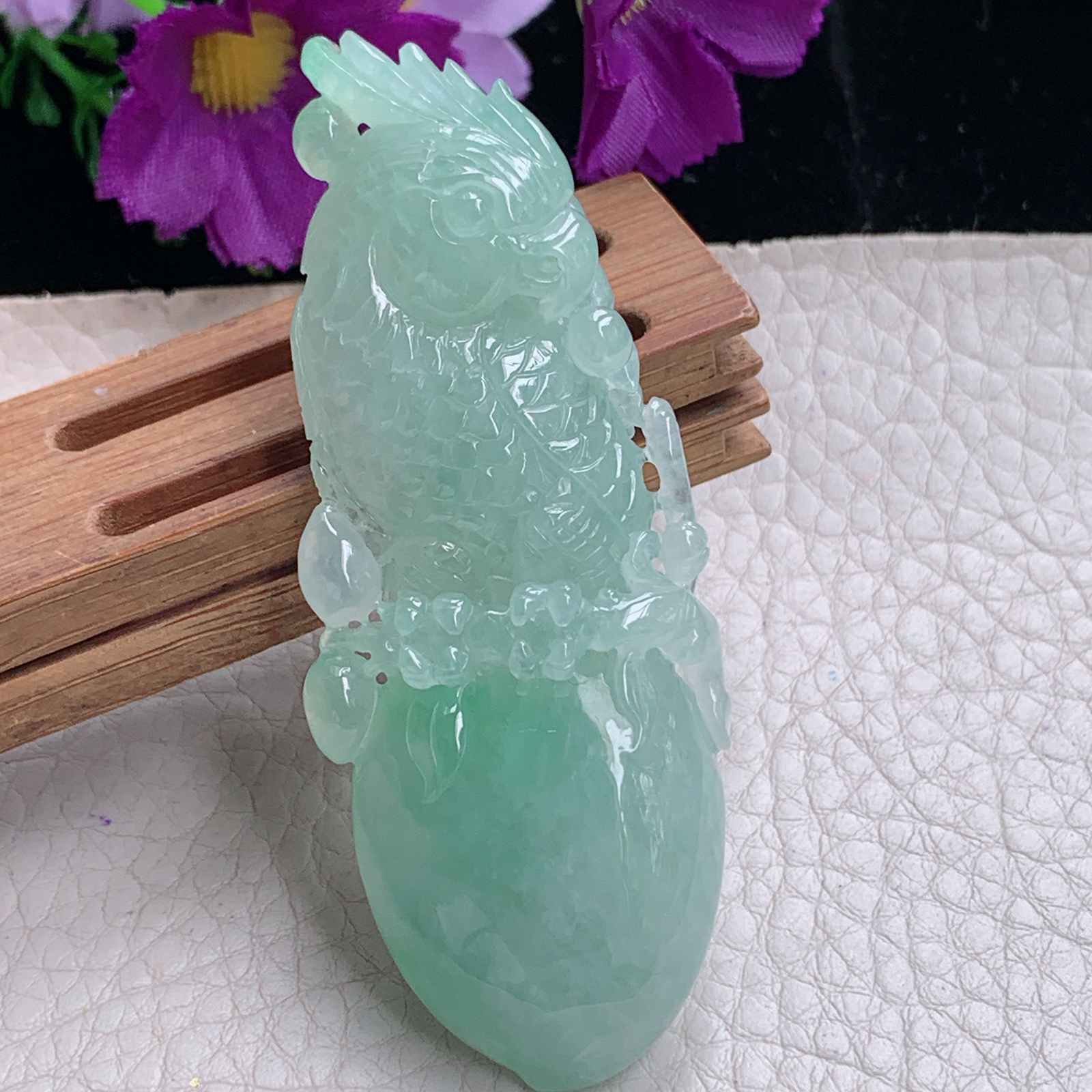 zz3实拍73.8*29*14.5缅甸冰润翡翠精雕甜绿立体鹦鹉项坠英明神武项坠