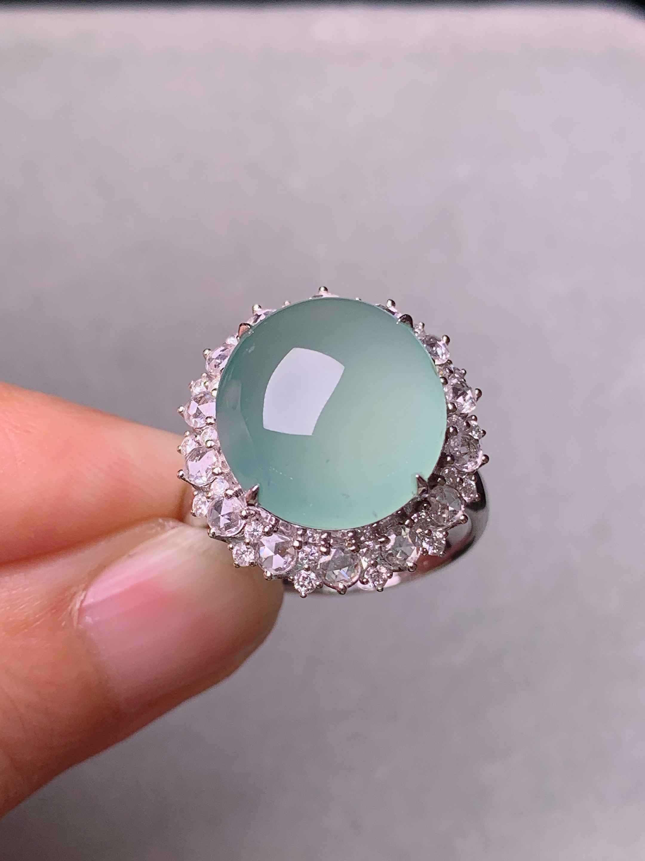 18k金钻镶嵌冰种晴绿蛋面戒指 玉质细腻 色泽艳丽清新 水润亮眼 圈口14 整体尺寸19.5*18*