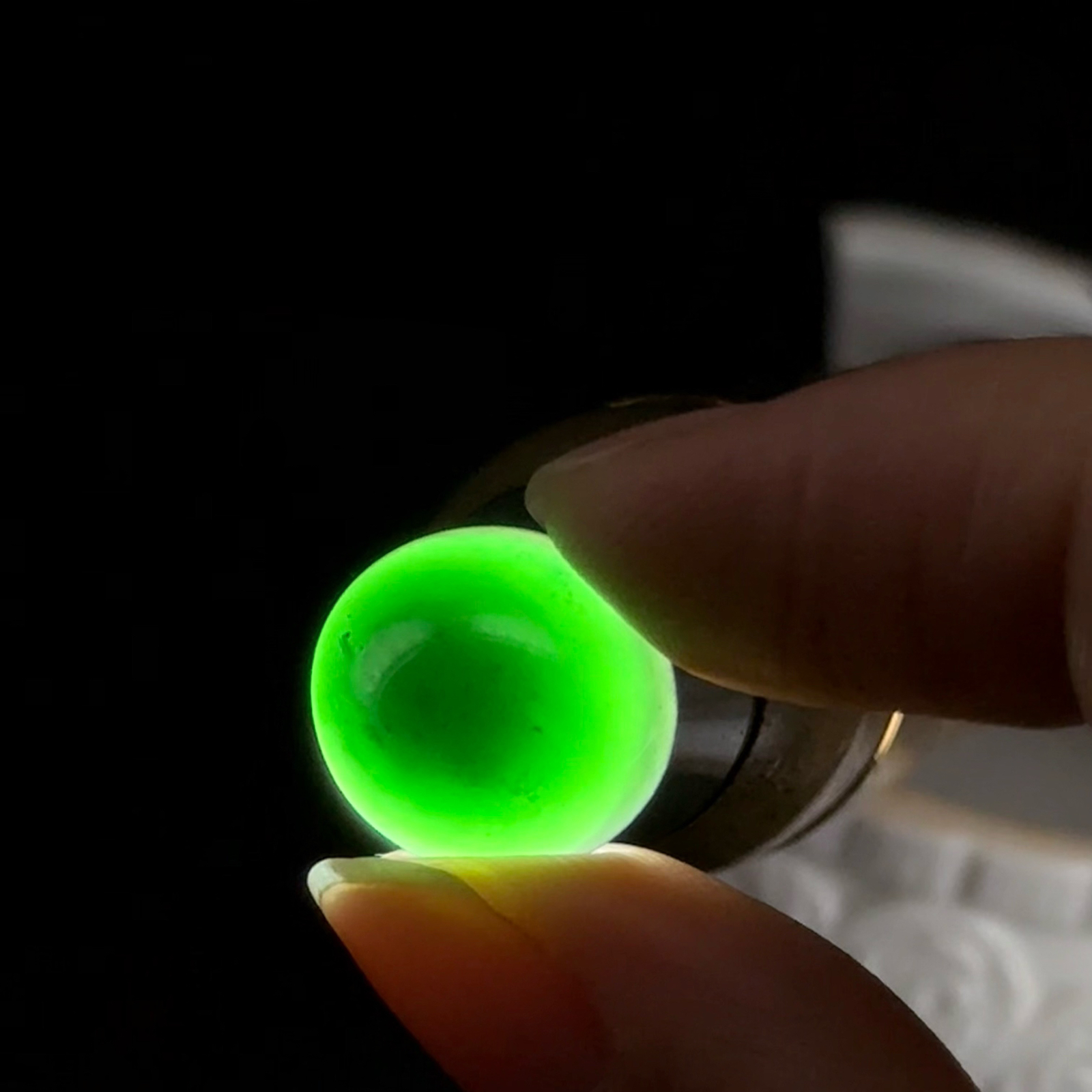 精品墨翠蛋面裸石 戒面 种好色正 黑度极好 打灯通透饱满大气 尺寸15.5