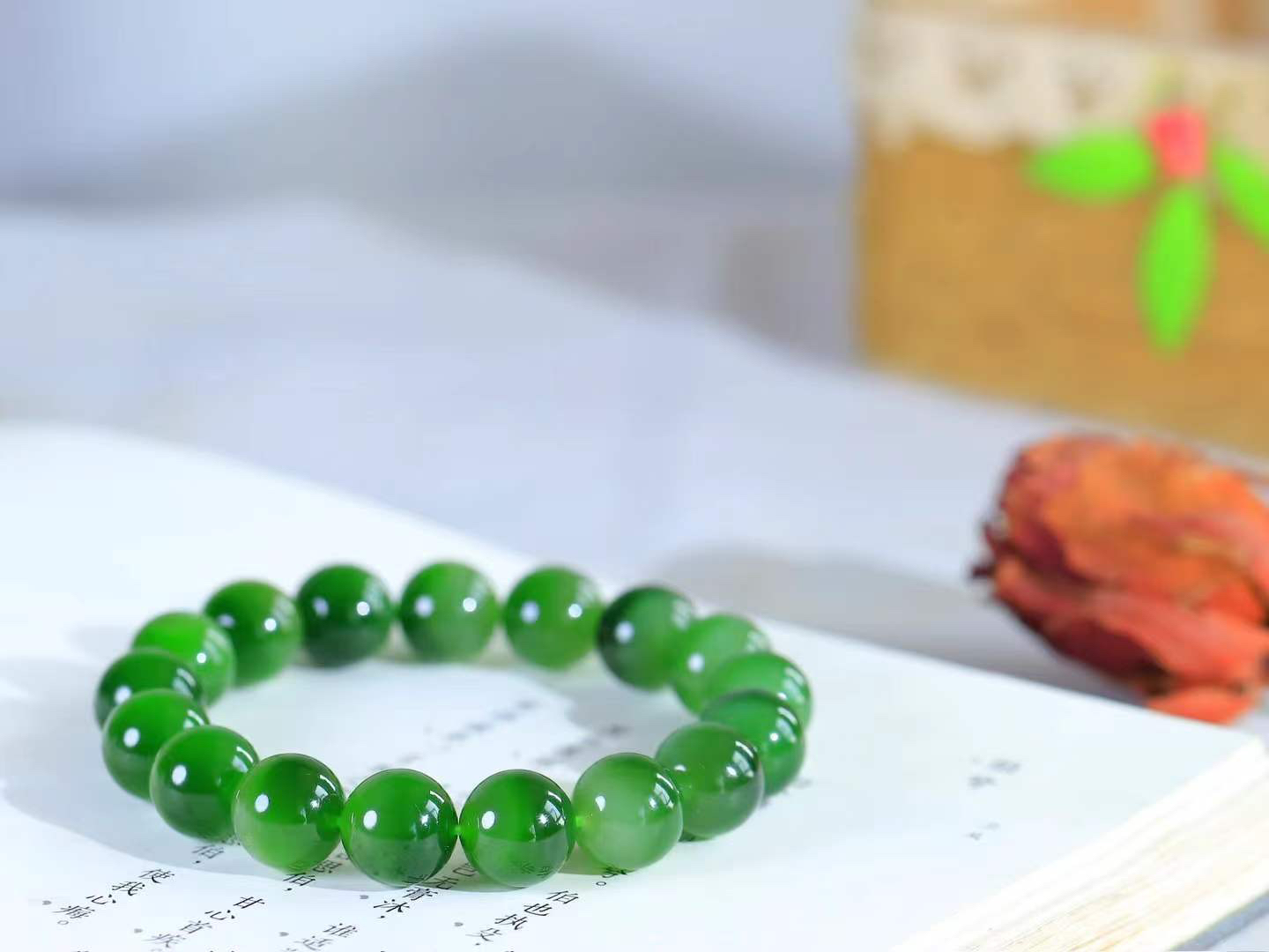 【珠圆玉润.手串】

精品️和田玉碧玉微猫眼珠圆玉润手串 玉质温润细腻  整串打磨圆润，佩戴舒适。珠珠落玉盘，间关莺语花底滑，一生美好时光，无论身在何处，都有它相伴相守。事事顺遂，幸福美满，吉祥如意。重47.2克 尺寸取一12mm  FDA-22362033