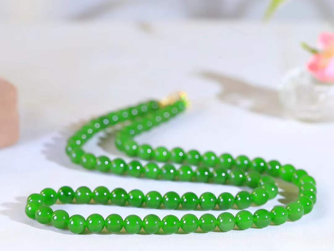 【珠圆玉润.项链】

精品和田玉碧玉珠圆玉润项链 玉质温润细腻  整串打磨圆润，佩戴舒适。珠珠落玉盘