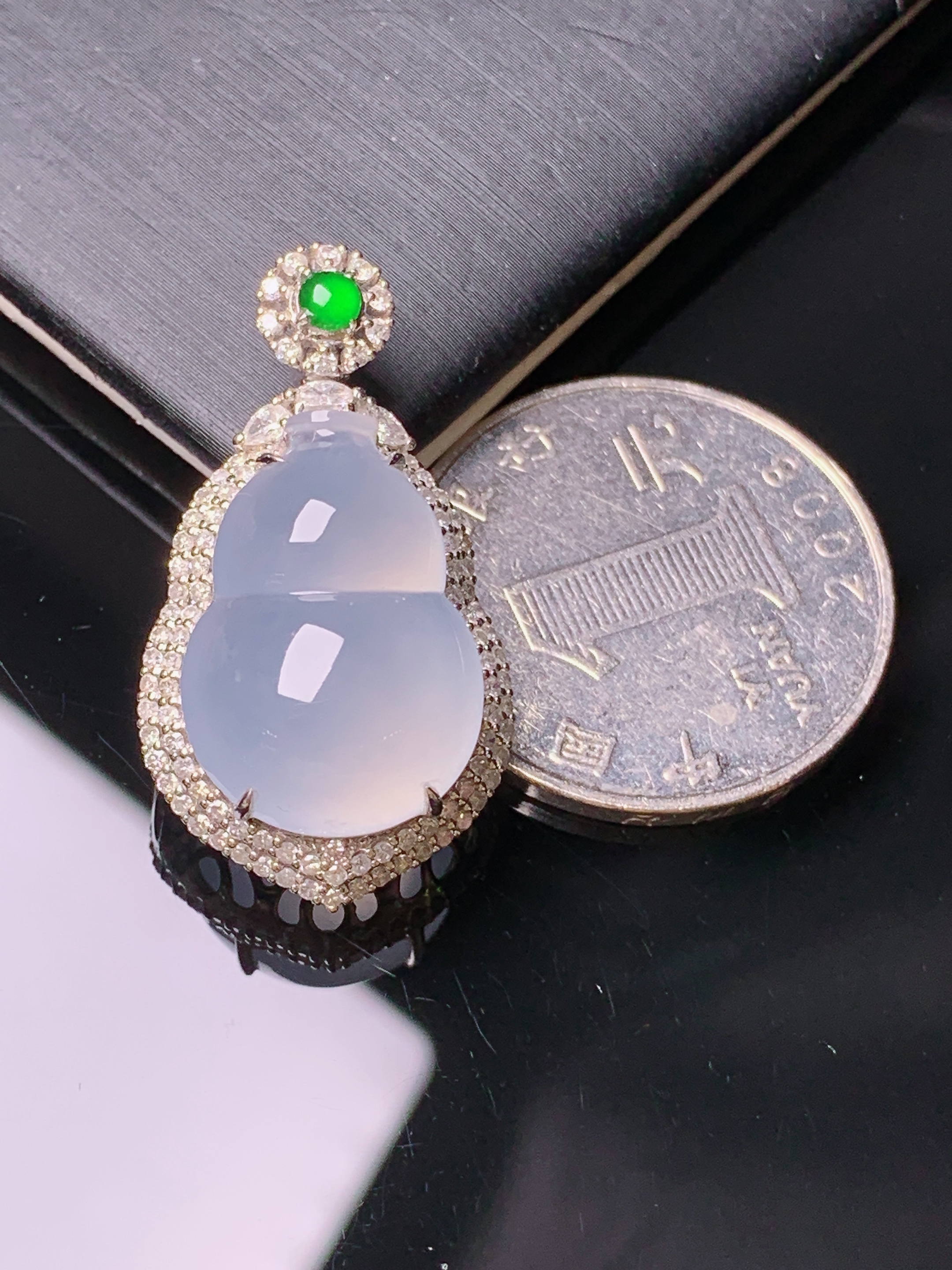 18k金钻镶嵌冰种葫芦吊坠 玉质细腻 色泽艳丽清新 水润亮眼 整体尺寸31.2*17.3*12.3t1