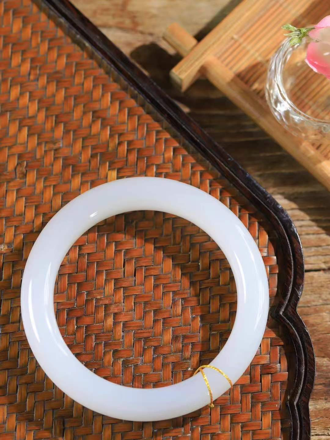 （温柔雅致.手镯）

精品️和田玉白玉手镯。镯型饱满，温润细腻，脂润沁香。️执一卷书，沏一盏茶，着一袭裙，戴一只镯。淡淡浅笺，素心若兰，静赏玉中诗画。悠悠岁月，芊手轻摘，盛满诗样芳华。重60克   尺寸57-11.8-10.2mm    FDL-66362033