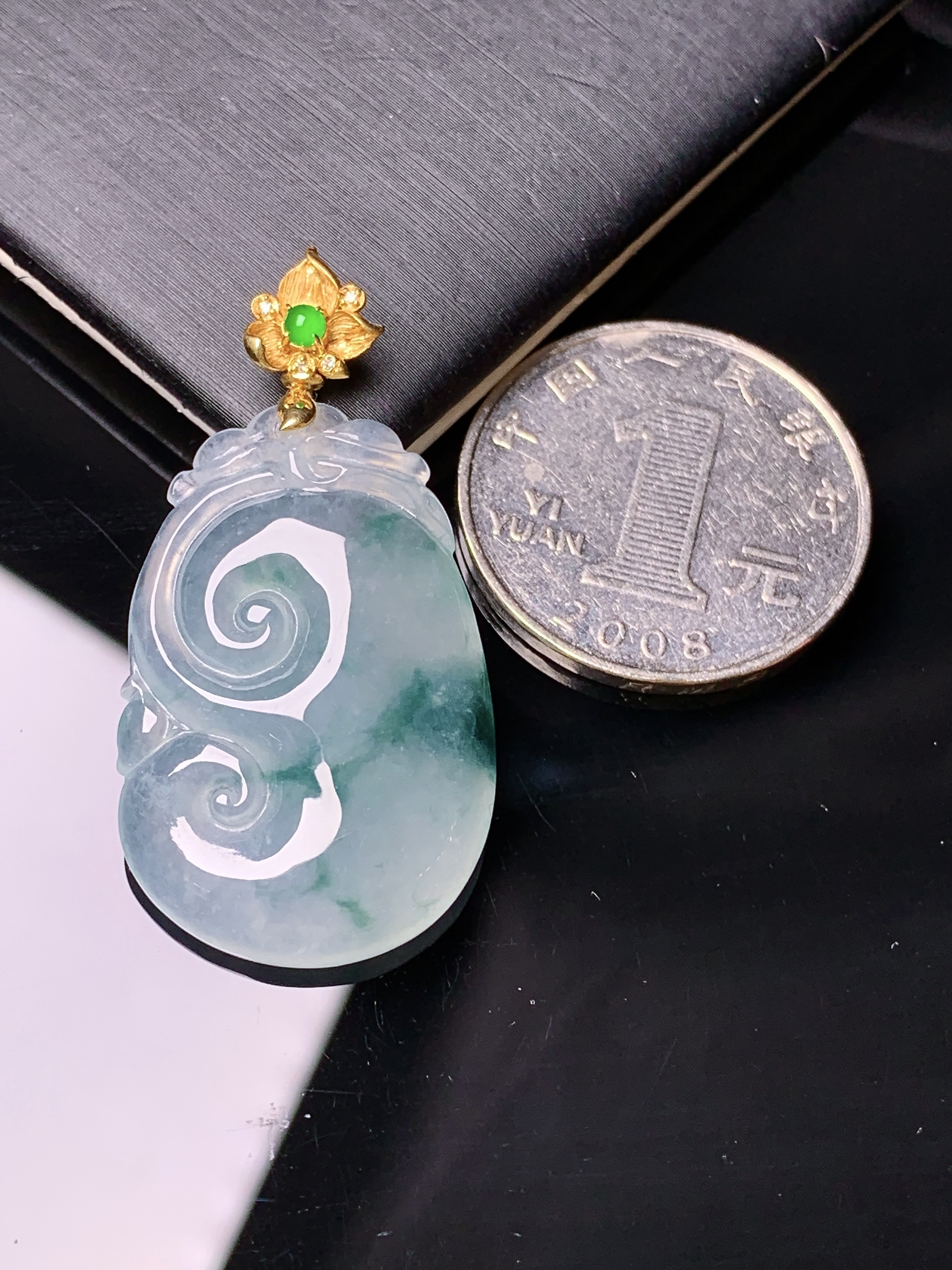 18k金钻镶嵌冰种飘绿如意吊坠 玉质细腻 色泽艳丽清新 水润亮眼 整体尺寸40.3*20.5*6.2*2x