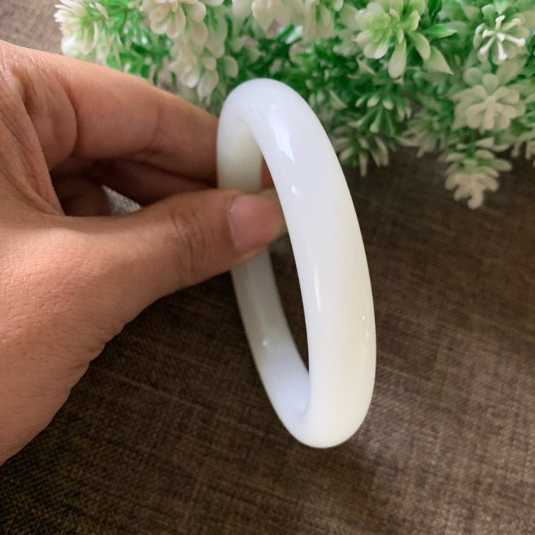 60.3圈口和田玉羊脂白手镯，精品荔枝冻冰白手镯，镯型古朴典雅。在诗情画意的雨巷相遇，你是我腕间的一抹风情，有你眸有深情.清风荡漾湖间静水，我愿俯身低眉，在烟波涟漪处寻你