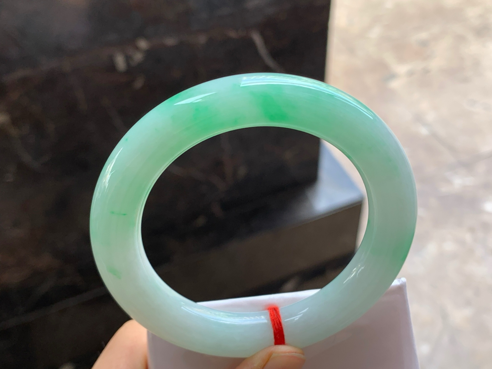 56.5-11.8

阳绿色圆条手镯^_^色阳 细腻