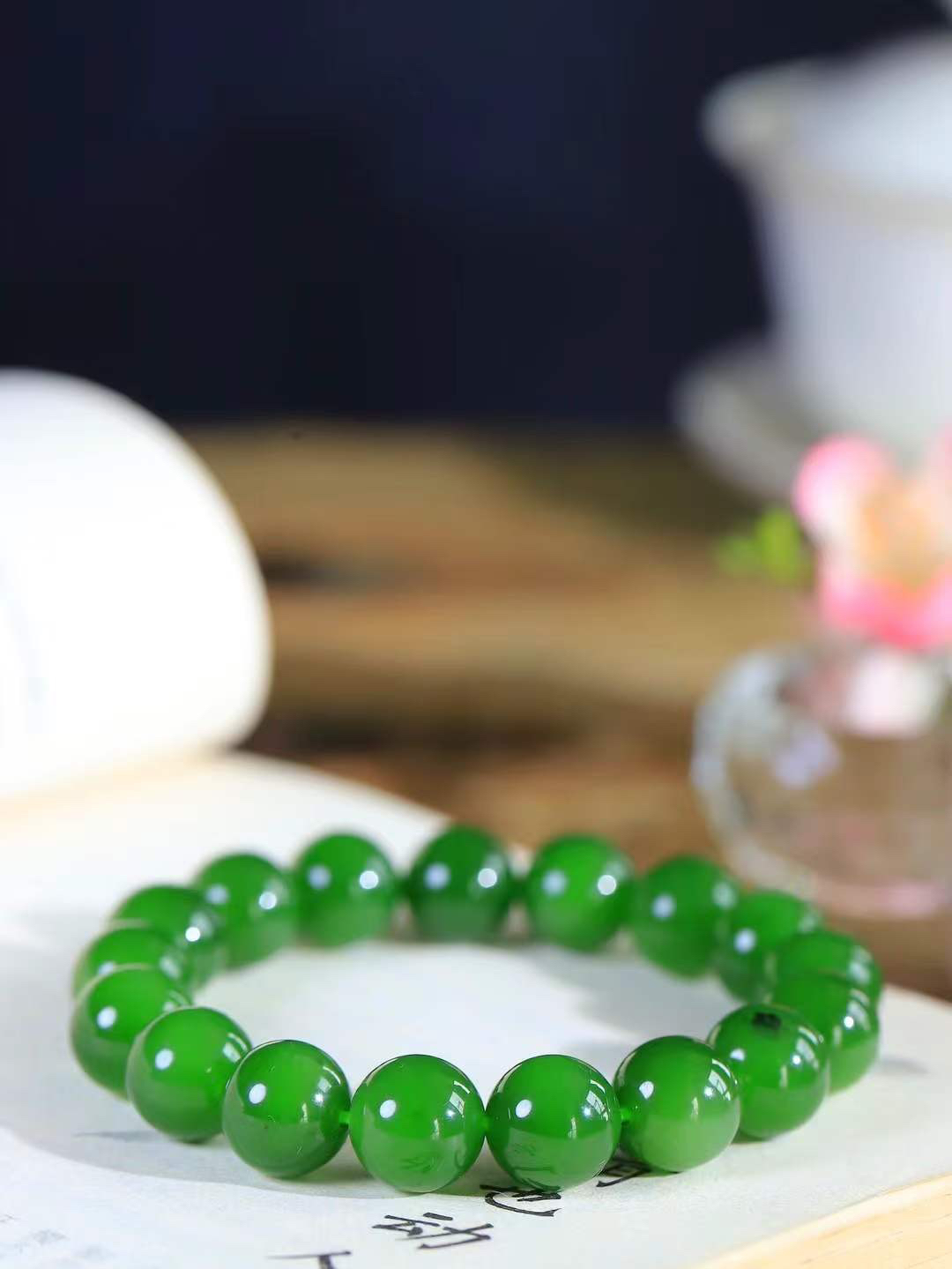 【珠圆玉润.手串】

精品️和田玉碧玉珠圆玉润手串 玉质温润细腻  整串打磨圆润，佩戴舒适。珠珠落玉盘，间关莺语花底滑，一生美好时光，无论身在何处，都有它相伴相守。事事顺遂，幸福美满，吉祥如意。重45.8克 尺寸取一12mm  FDA-22362033