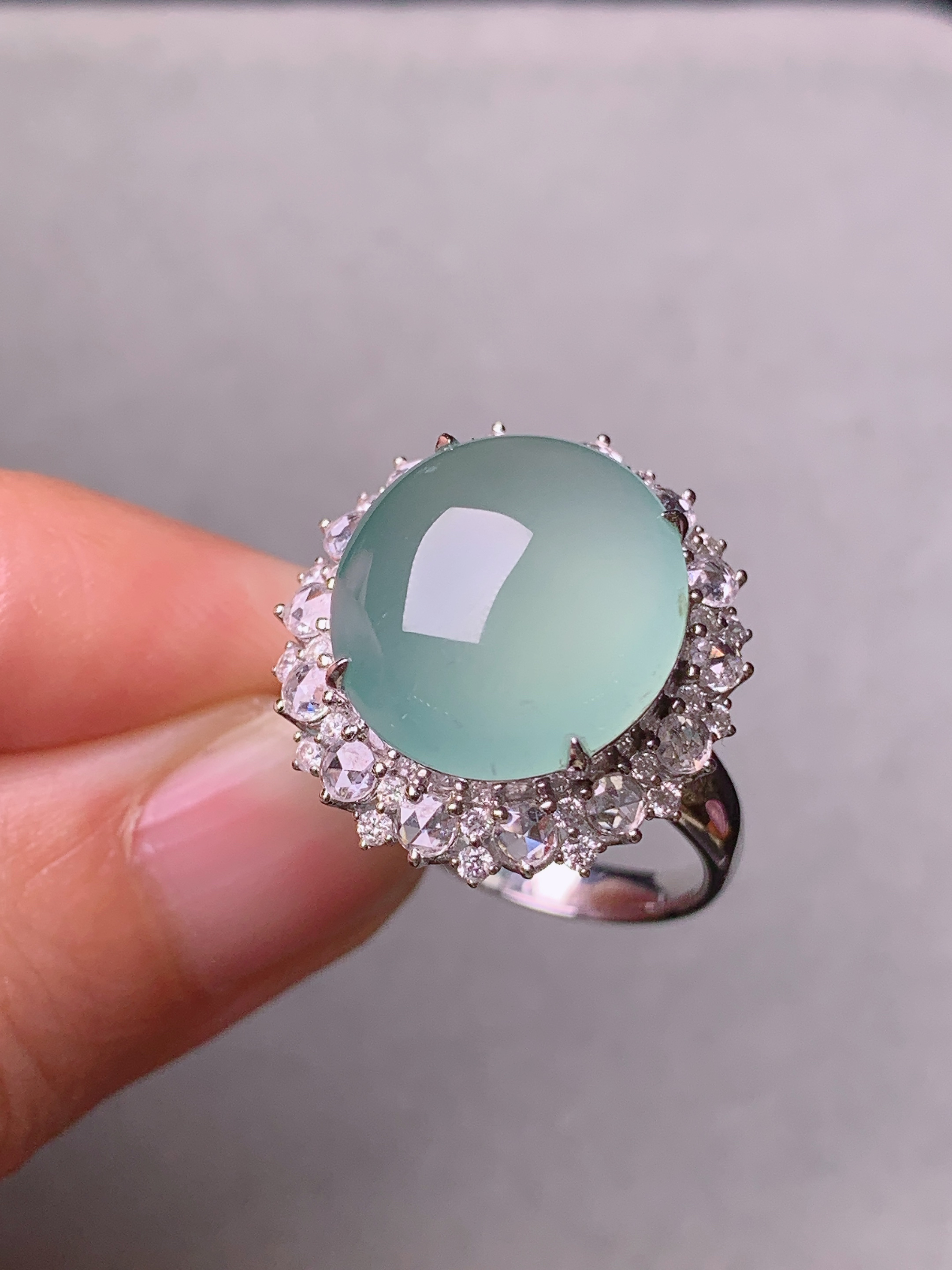 18k金钻镶嵌冰种晴绿蛋面戒指 玉质细腻 色泽艳丽清新 水润亮眼 圈口14 整体尺寸19.5*18*11.5t1