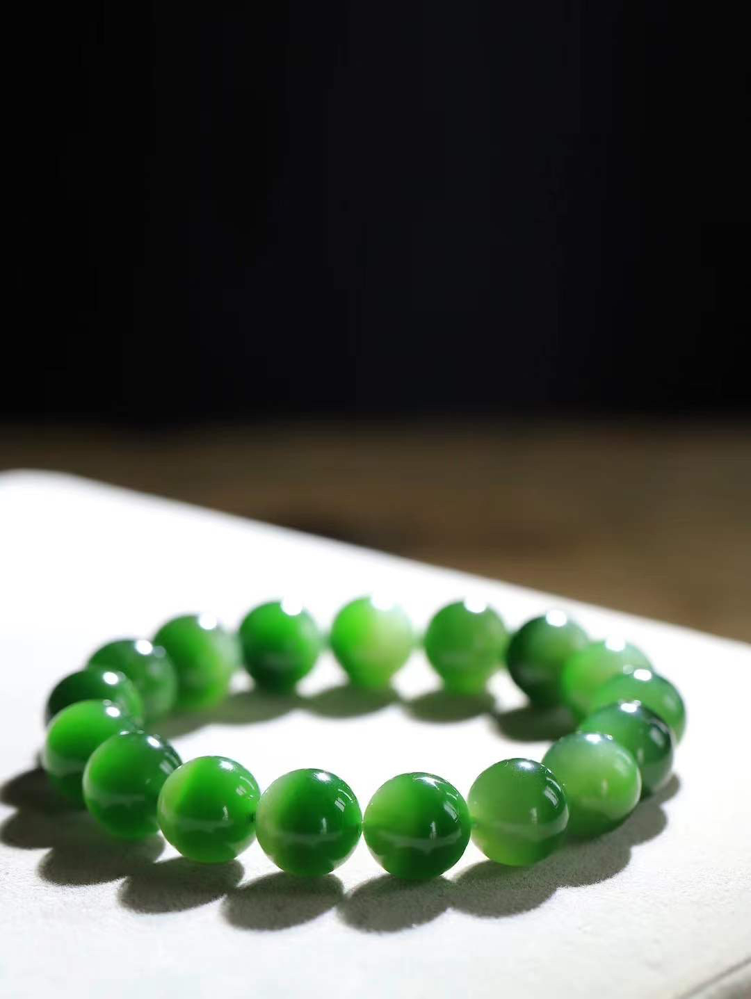 【珠圆玉润.手串】

精品️和田玉碧玉微猫眼珠圆玉润手串 玉质温润细腻  整串打磨圆润，佩戴舒适。珠珠落玉盘，间关莺语花底滑，一生美好时光，无论身在何处，都有它相伴相守。事事顺遂，幸福美满，吉祥如意。重47.2克 尺寸取一12mm  FDA-22362033