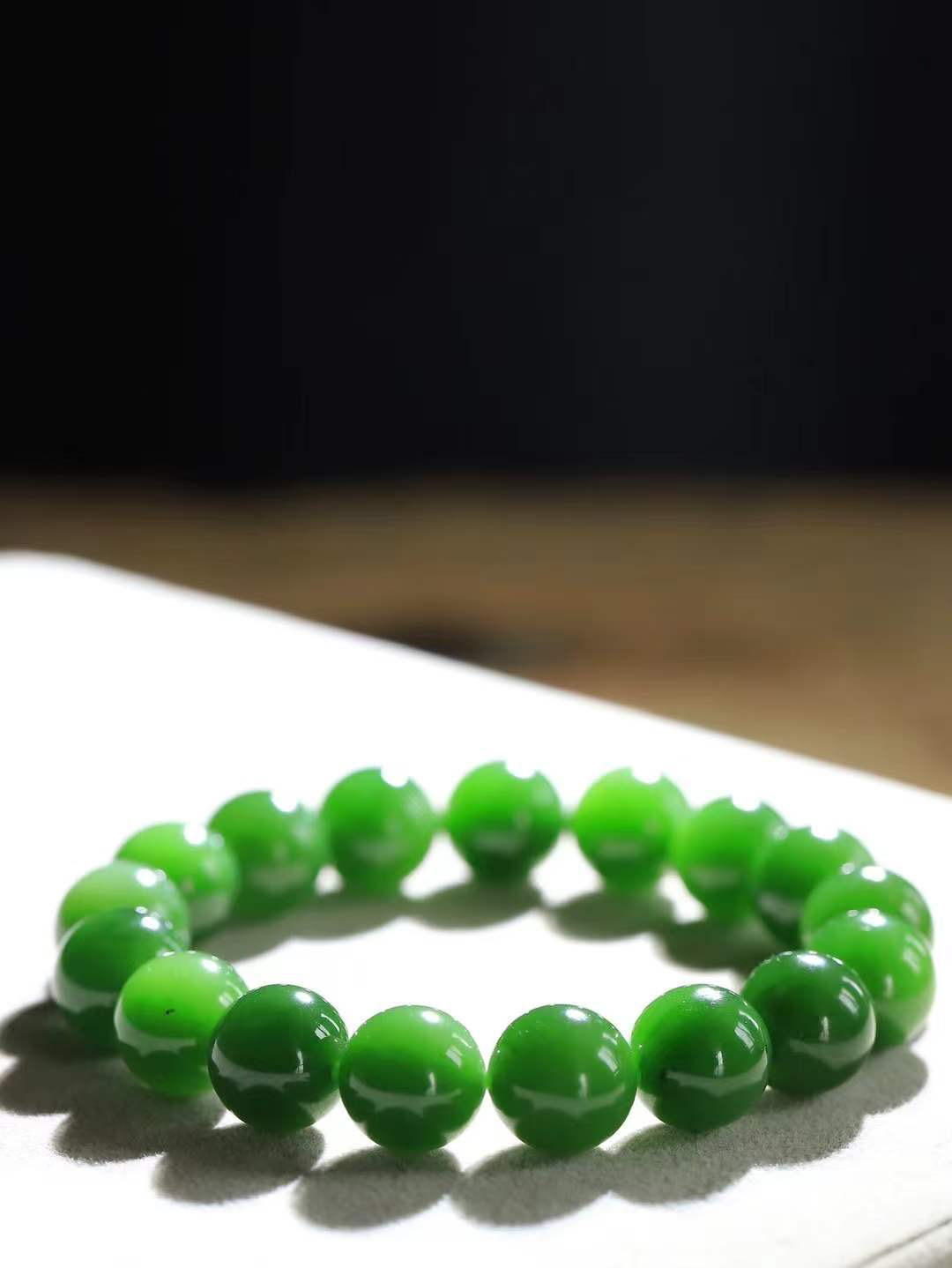 【珠圆玉润.手串】

精品️和田玉碧玉珠圆玉润手串 玉质温润细腻  整串打磨圆润，佩戴舒适。珠珠落玉盘，间关莺语花底滑，一生美好时光，无论身在何处，都有它相伴相守。事事顺遂，幸福美满，吉祥如意。重45.8克 尺寸取一12mm  FDA-22362033