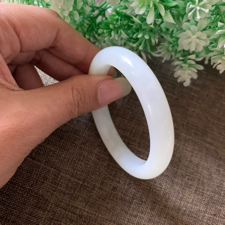 54圈口和田玉羊脂白手镯，精品荔枝冻冰白手镯，镯型古朴典雅。在诗情画意的雨巷相遇，你是我腕间的一抹风情，有你眸有深情.清风荡漾湖间静水，我愿俯身低眉，在烟波涟漪处寻你