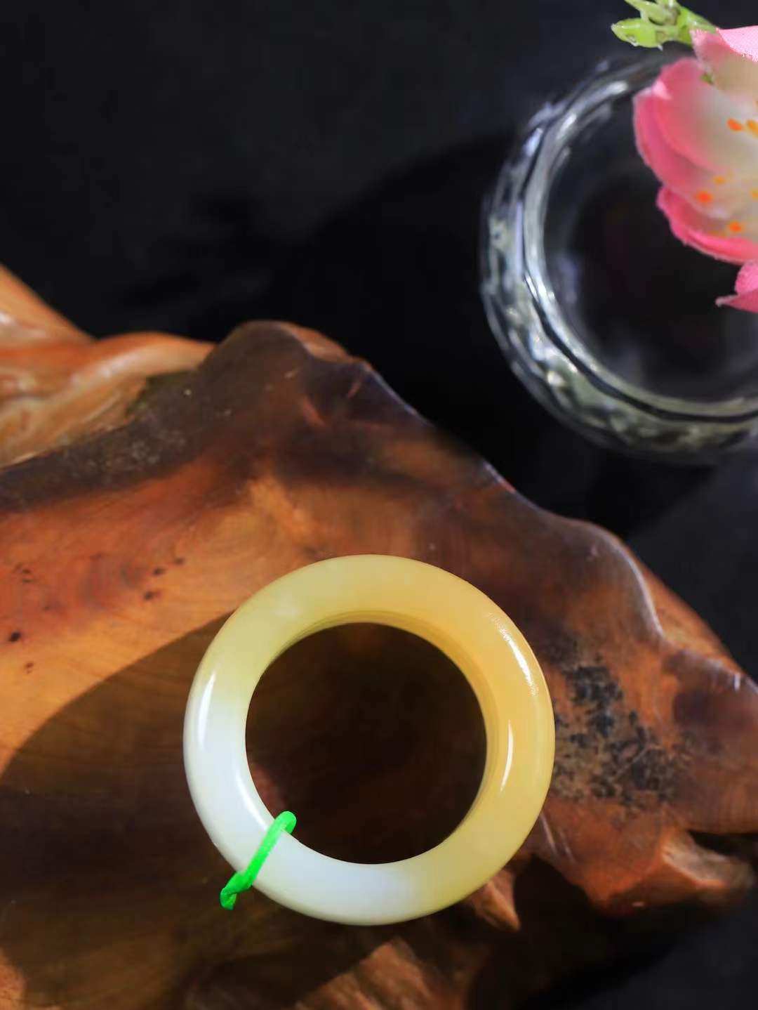 【古韵·扳指】

精品和田玉糖白玉扳指，玉质温润，油润感十足， 整器古韵生辉。优雅高贵。运筹帷幄于掌中，决胜于千里之外。
重17.8克 内径圈口22mm  尺寸14.8-5.4mm  FDT-59321929