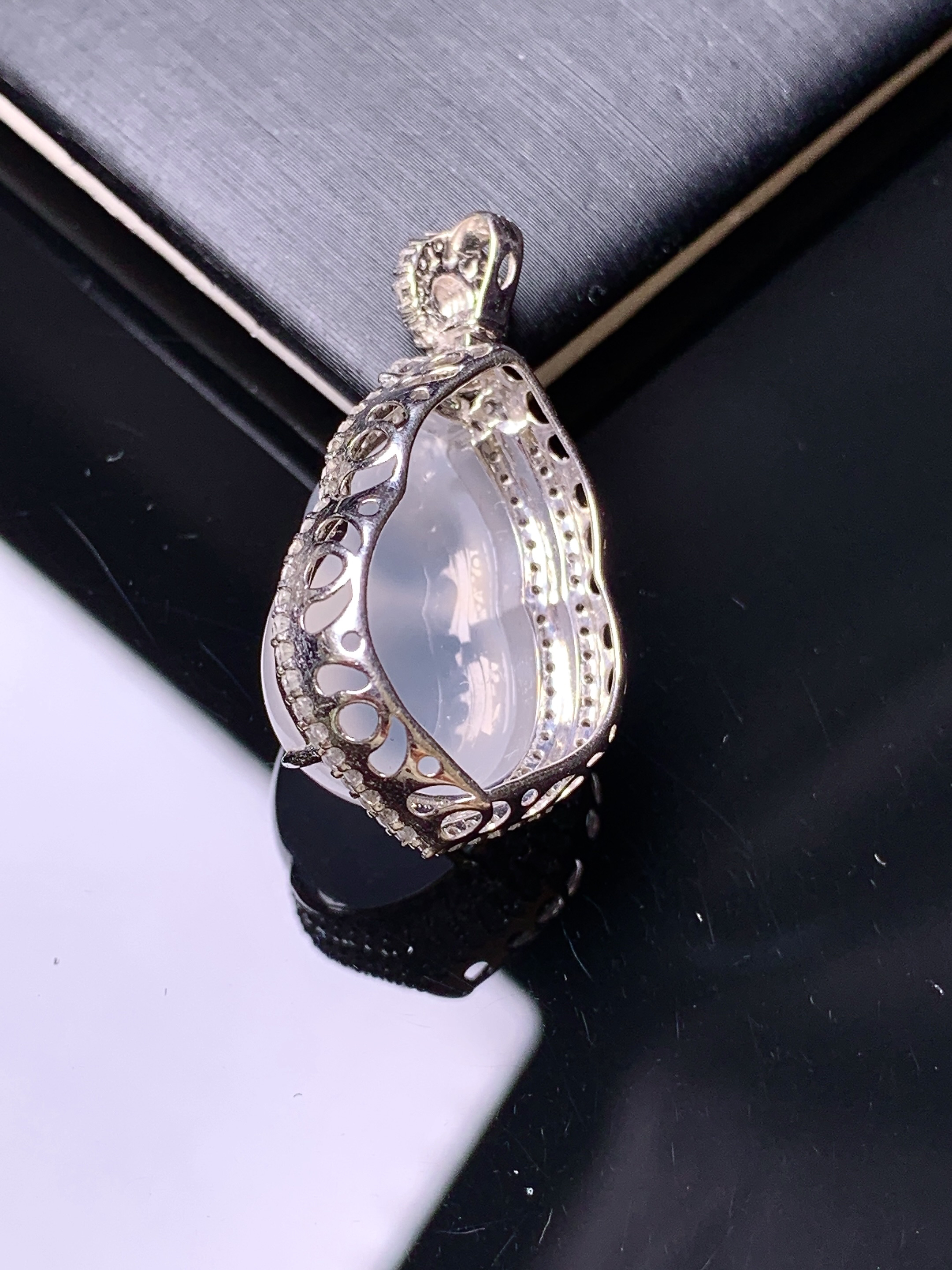 18k金钻镶嵌冰种葫芦吊坠 玉质细腻 色泽艳丽清新 水润亮眼 整体尺寸31.2*17.3*12.3t1