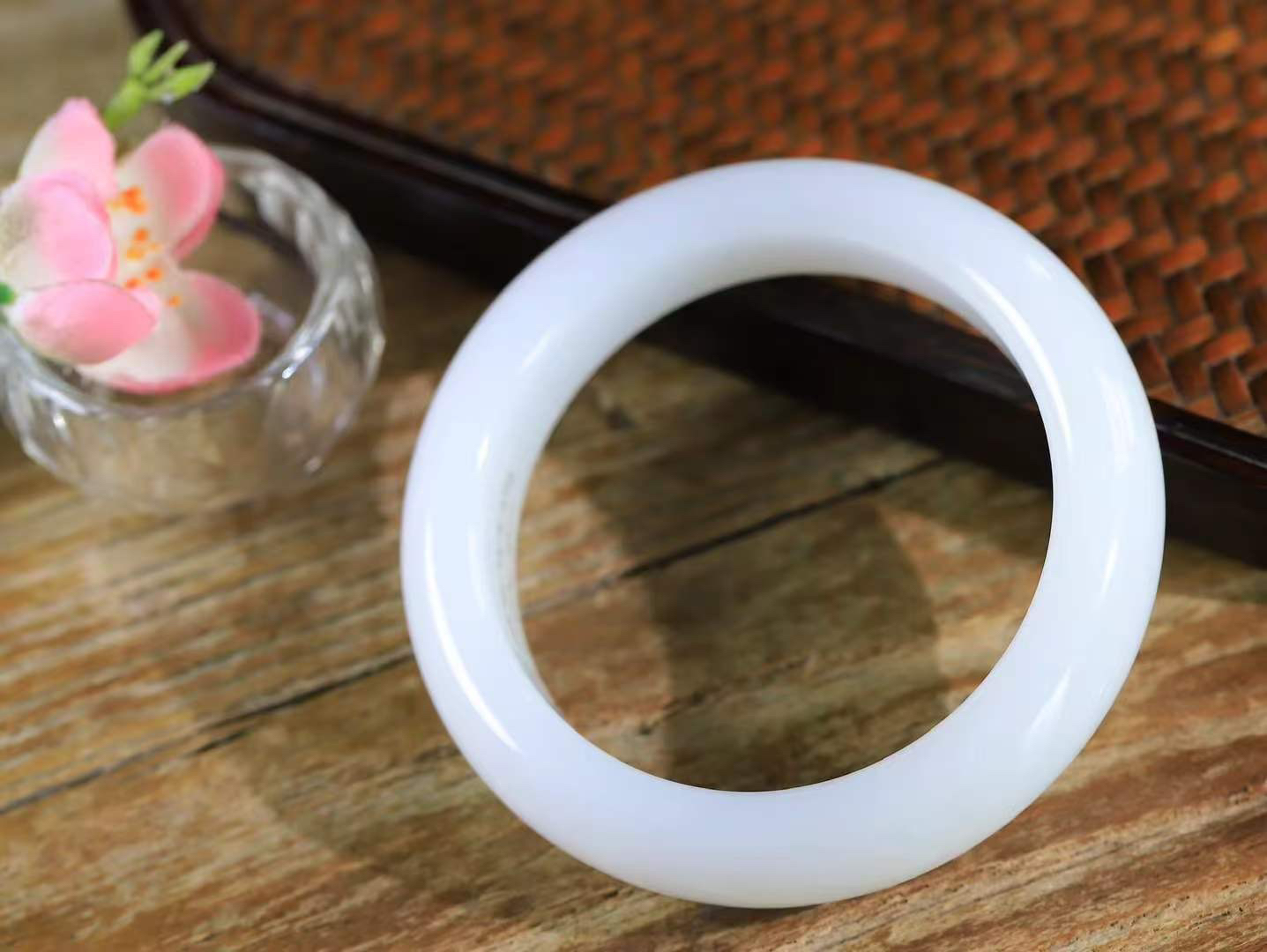 【柔情素语·手镯】

收藏级臻品和田玉白玉手镯，玉质细腻温润，手感舒适，️线条流畅，简约大气，美自天成，佩戴于腕间，婉约之美，举手投足间透出那份低调奢华，醉人心扉。重69.5克 内径圈口54mm  尺寸15-9.5mm   FDA-55352003