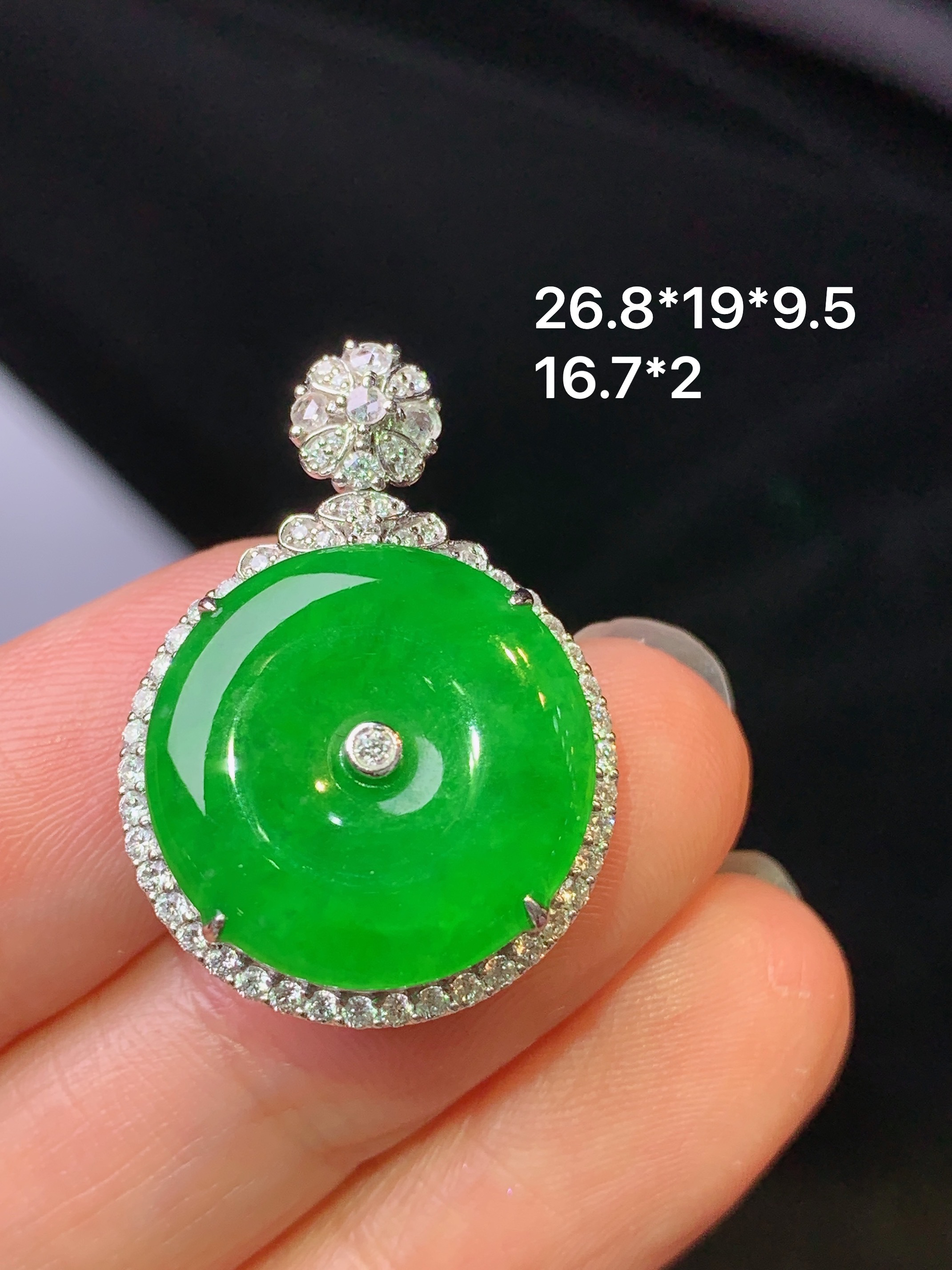 18k金钻镶嵌满绿平安扣吊坠 玉质细腻 色泽艳丽清新 水润亮眼 整体尺寸26.8*19*9.5g1