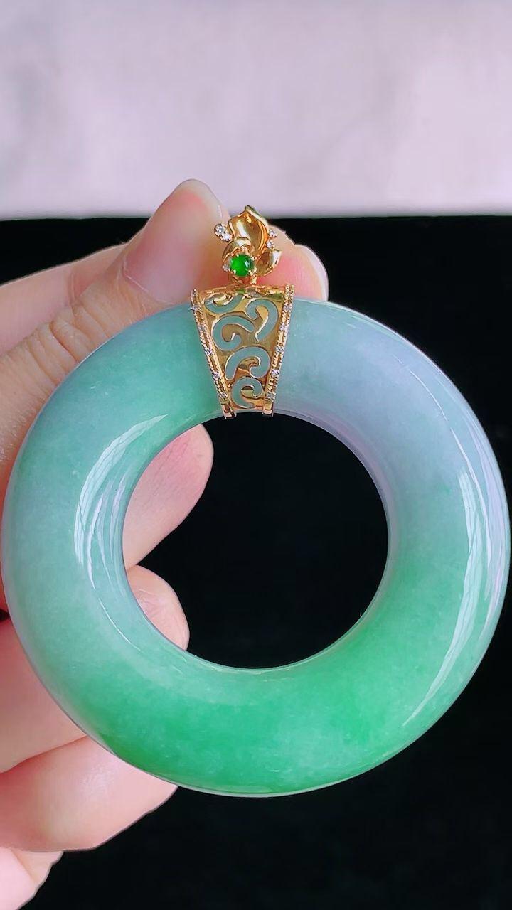 【翡翠名称】18K金镶冰春彩大平安环挂件
【翡翠尺寸】直径厚度裸石55.2/12.4mm
【翡翠描述】宝贝种老水足，玉质细腻，色泽靓丽，性价比高，佩戴效果好！
【其它赠送】权威证书/精美挂绳盒子/支持全国复检
【翡翠尺寸】
【翡翠描述】宝贝种老水足，玉质细腻，色泽靓丽，性价比高，佩戴效果好！
【其它赠送】权威证书/精美挂绳盒子/支持全国复检