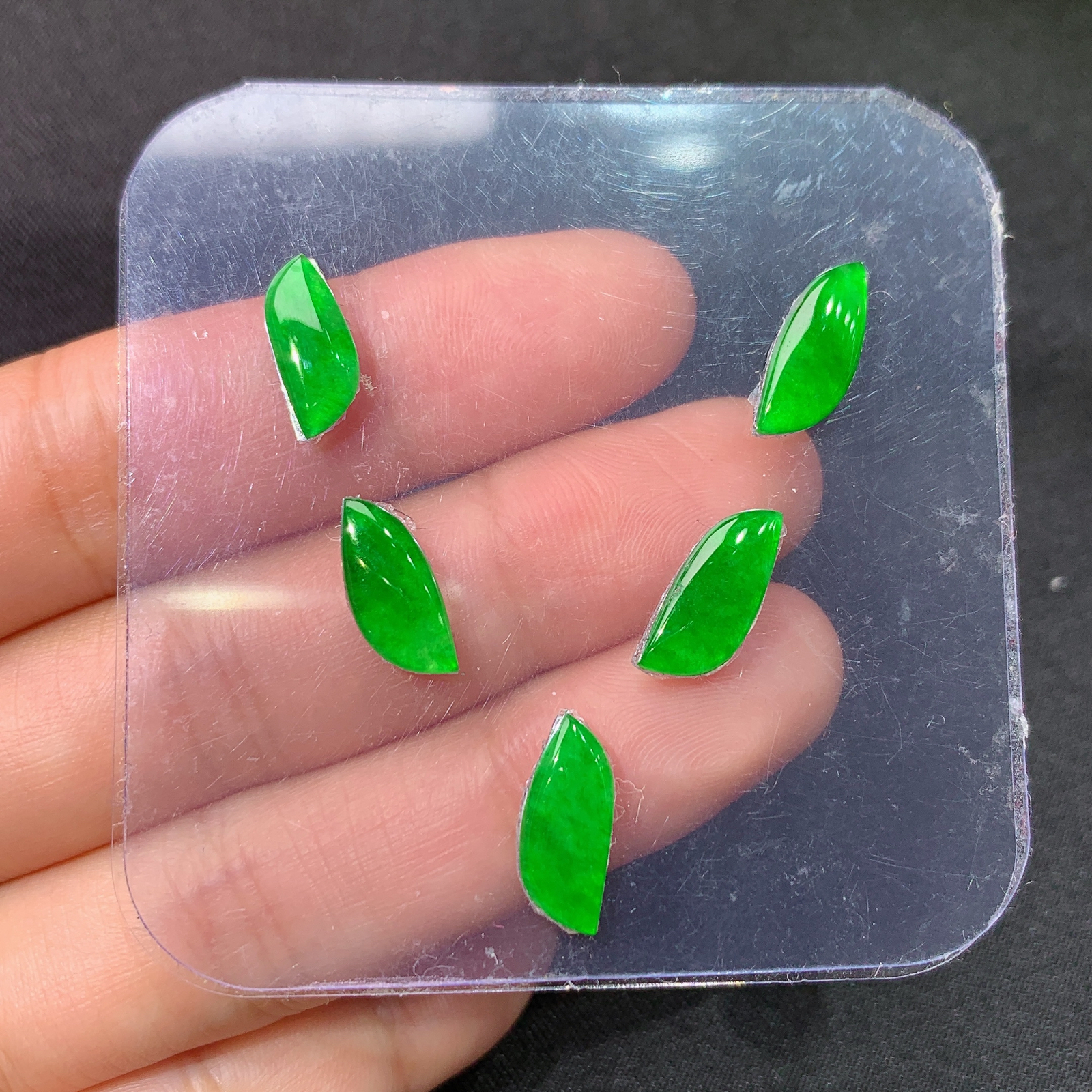 冰阳绿随形一手，镶嵌佳品，冰润色阳，玉质细腻，种水足，Jm 尺寸12.3*4.6*2