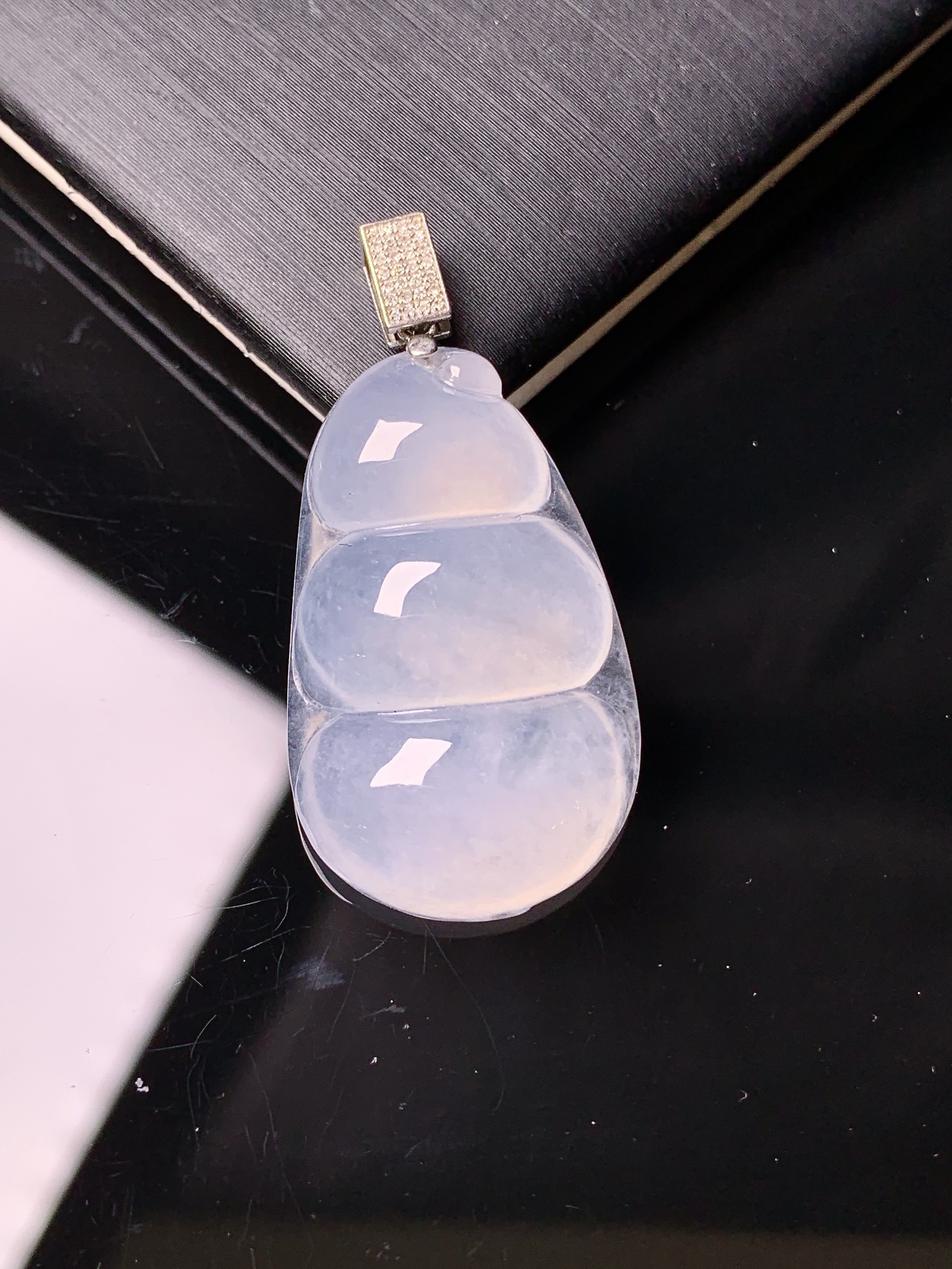 18k金钻镶嵌冰种四季豆吊坠 玉质细腻 色泽艳丽清新 水润亮眼 整体尺寸34.3*17*6*2x