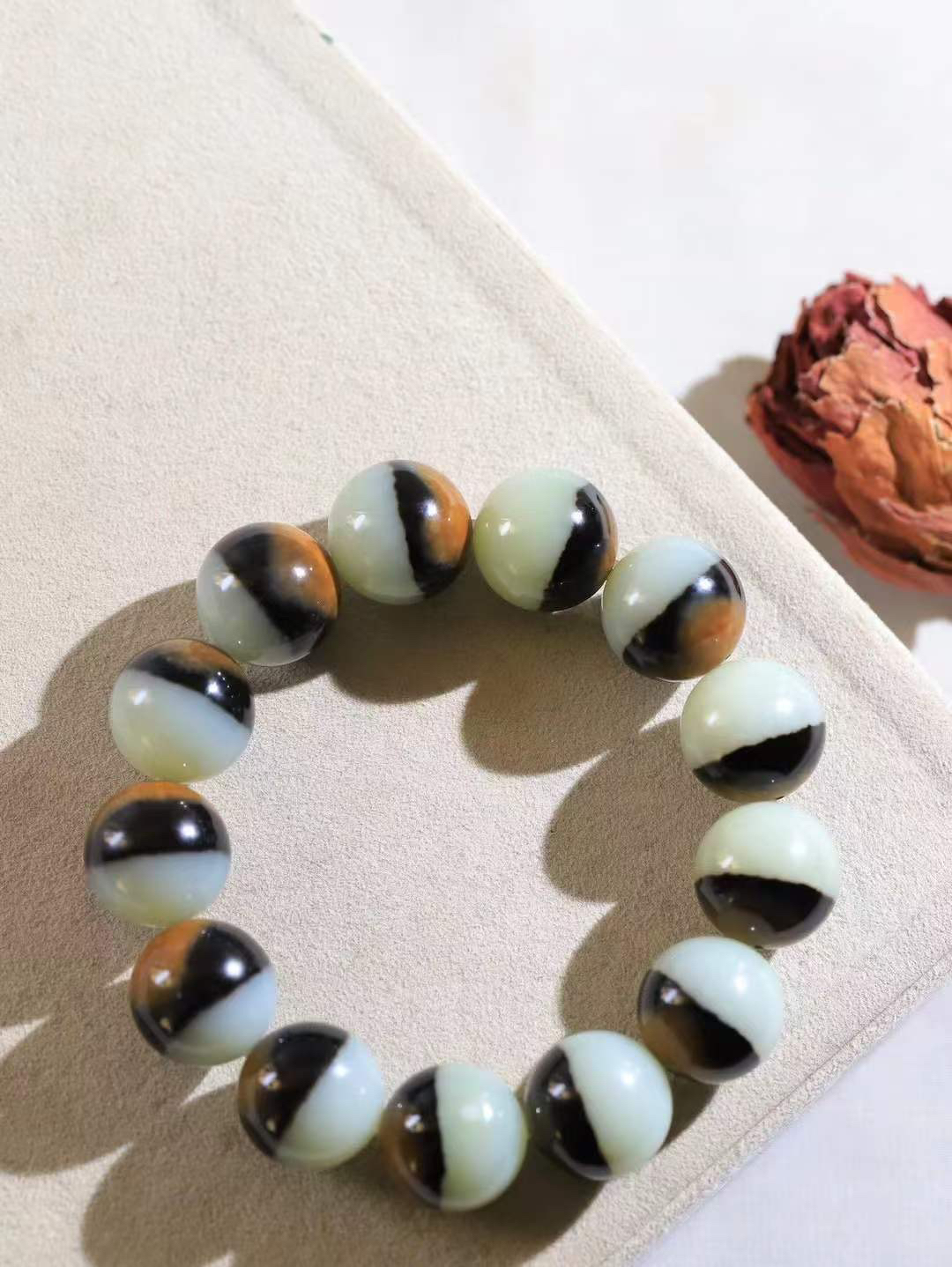 【珠圆玉润.手串】

精品和田玉三色珠圆玉润手串 玉质温润细腻  整串打磨圆润，佩戴舒适。珠珠落玉盘，间关莺语花底滑，一生美好时光，无论身在何处，都有它相伴相守。事事顺遂，幸福美满，吉祥如意。重111.3克 尺寸取一17.8mm  FDA-22101633