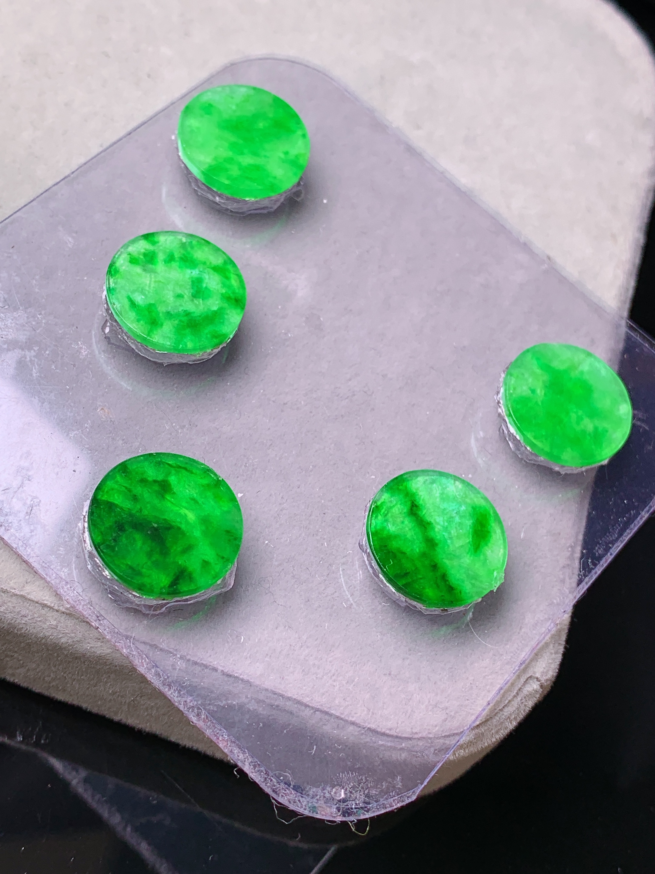 镶嵌款 翠绿圆牌一手 玉质细腻 色泽艳丽清新 水润亮眼 整体尺寸12*2