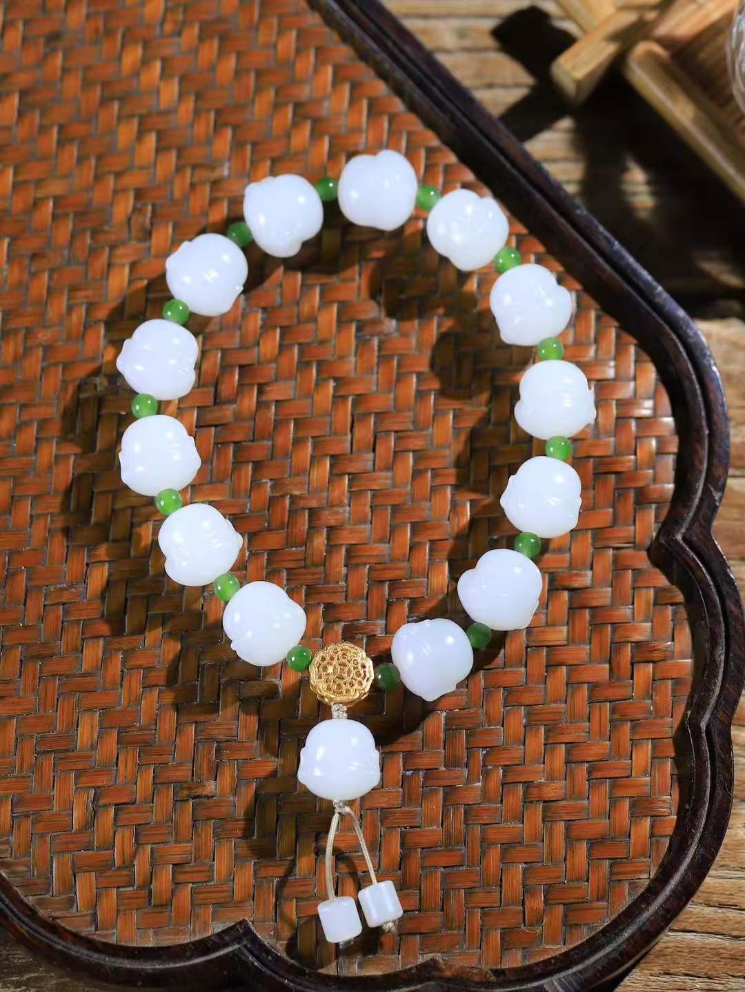 （弥勒笑佛.手串）

精品和田玉白玉弥勒佛手串，脂粉浓郁，玉质细腻温润，油性十足，颗颗精雕笑佛，笑容可掬，让人如沐春风，笑语吟吟，寓意待人宽厚，遇事大度，能屈能伸，️福佛相伴，福运连绵。给佩戴者带来平安 。尺寸取一11.5-11.7-11.3mm重37.5克FDA-80171963