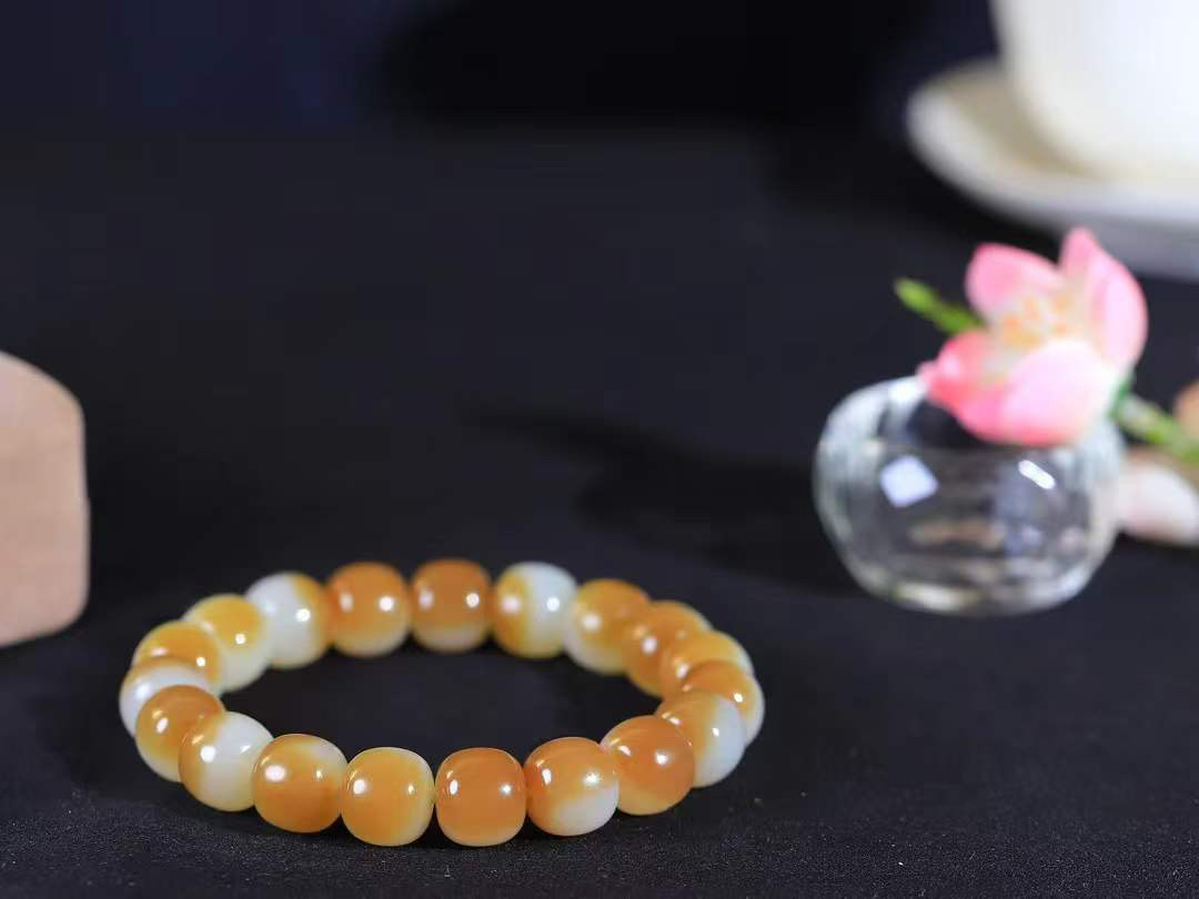 （老型珠.手串）

货头精选  和田玉糖白玉老型珠手串，玉质细腻油润 饱满光滑 质朴无华，悠远简单，人心境界远，百世修炼深，心灵常驻善意持，觉悟人生百世修  重41克    尺寸取一10-11mm    10171568A