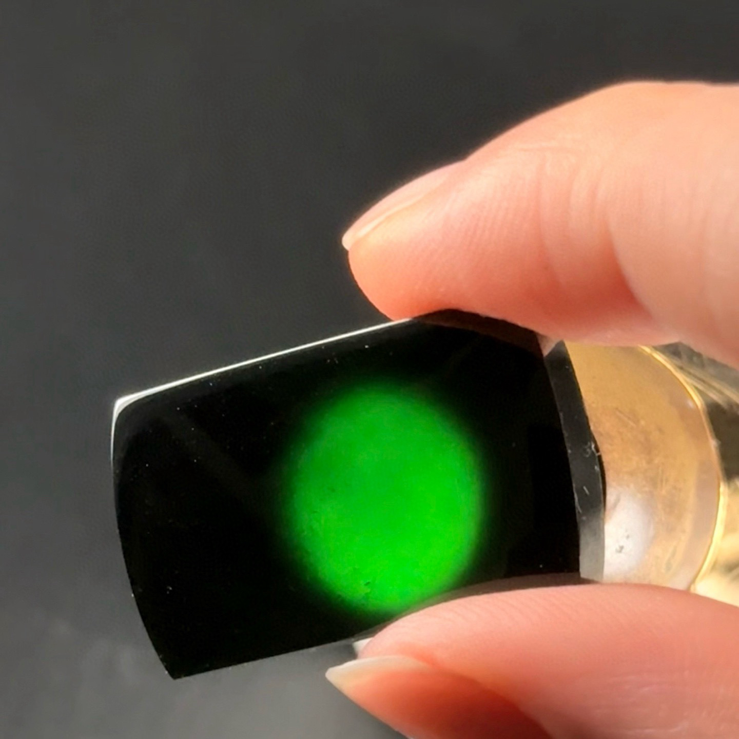 精品墨翠大马鞍裸石无事牌 种好色正 黑度极好 打灯通透 油性十足  尺寸28.4