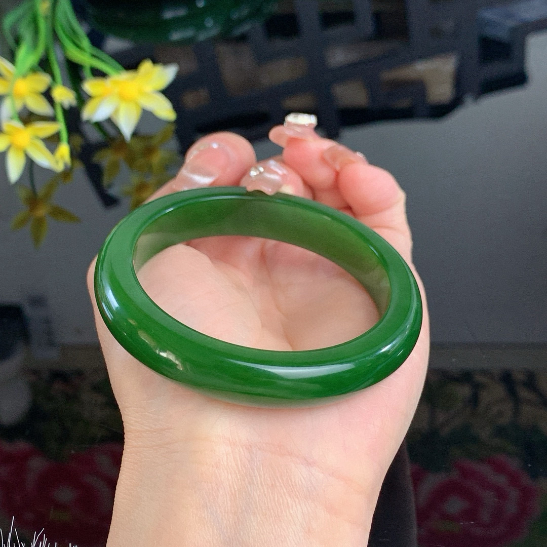 珍藏品，和田玉56圈口菠菜绿碧玉手镯！玉质细腻油润 底色纯净 无裂无杂 脂粉好，品质高。