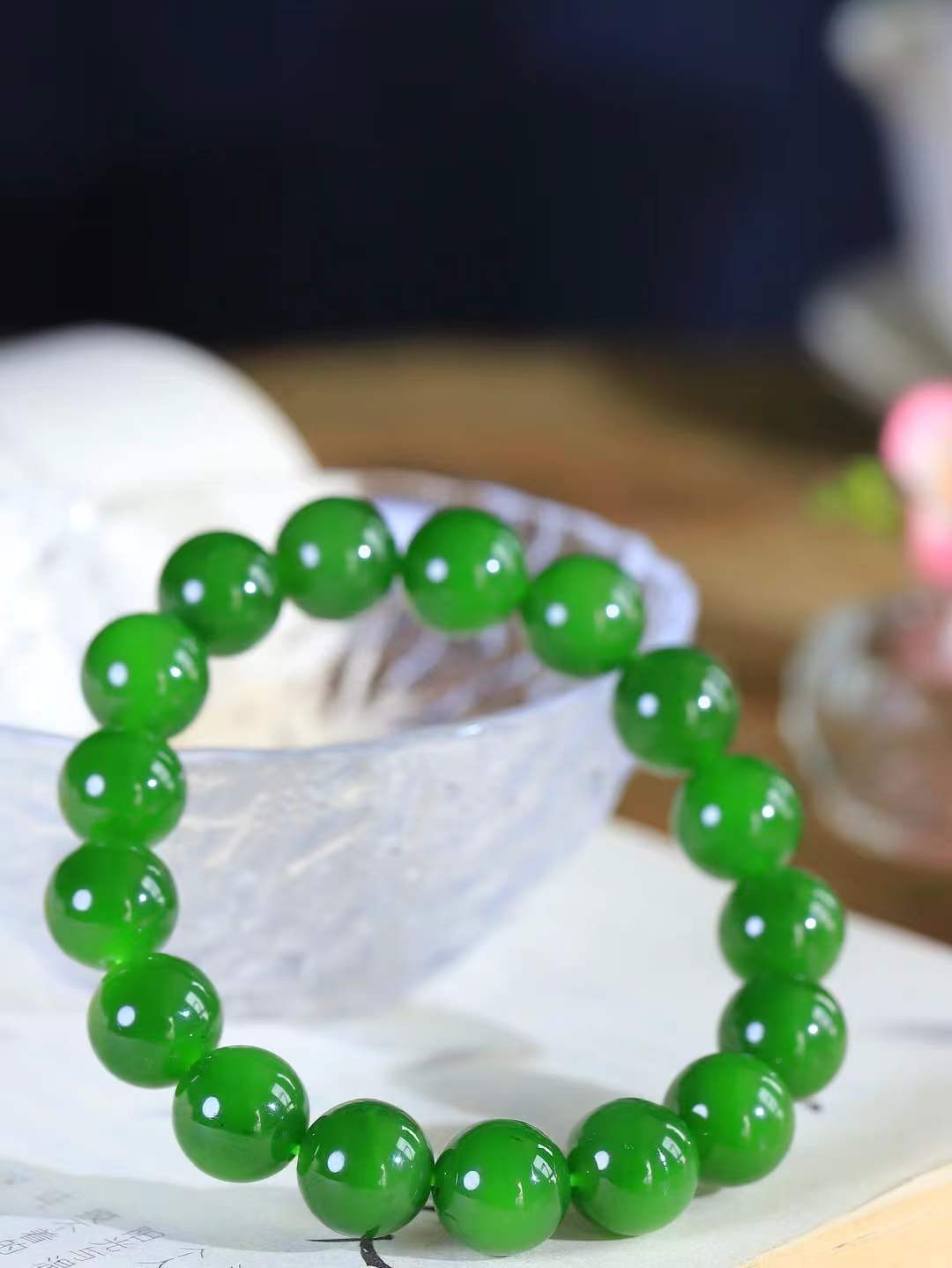 【珠圆玉润.手串】

精品️和田玉碧玉珠圆玉润手串 玉质温润细腻  整串打磨圆润，佩戴舒适。珠珠落玉盘，间关莺语花底滑，一生美好时光，无论身在何处，都有它相伴相守。事事顺遂，幸福美满，吉祥如意。重45.8克 尺寸取一12mm  FDA-22362033